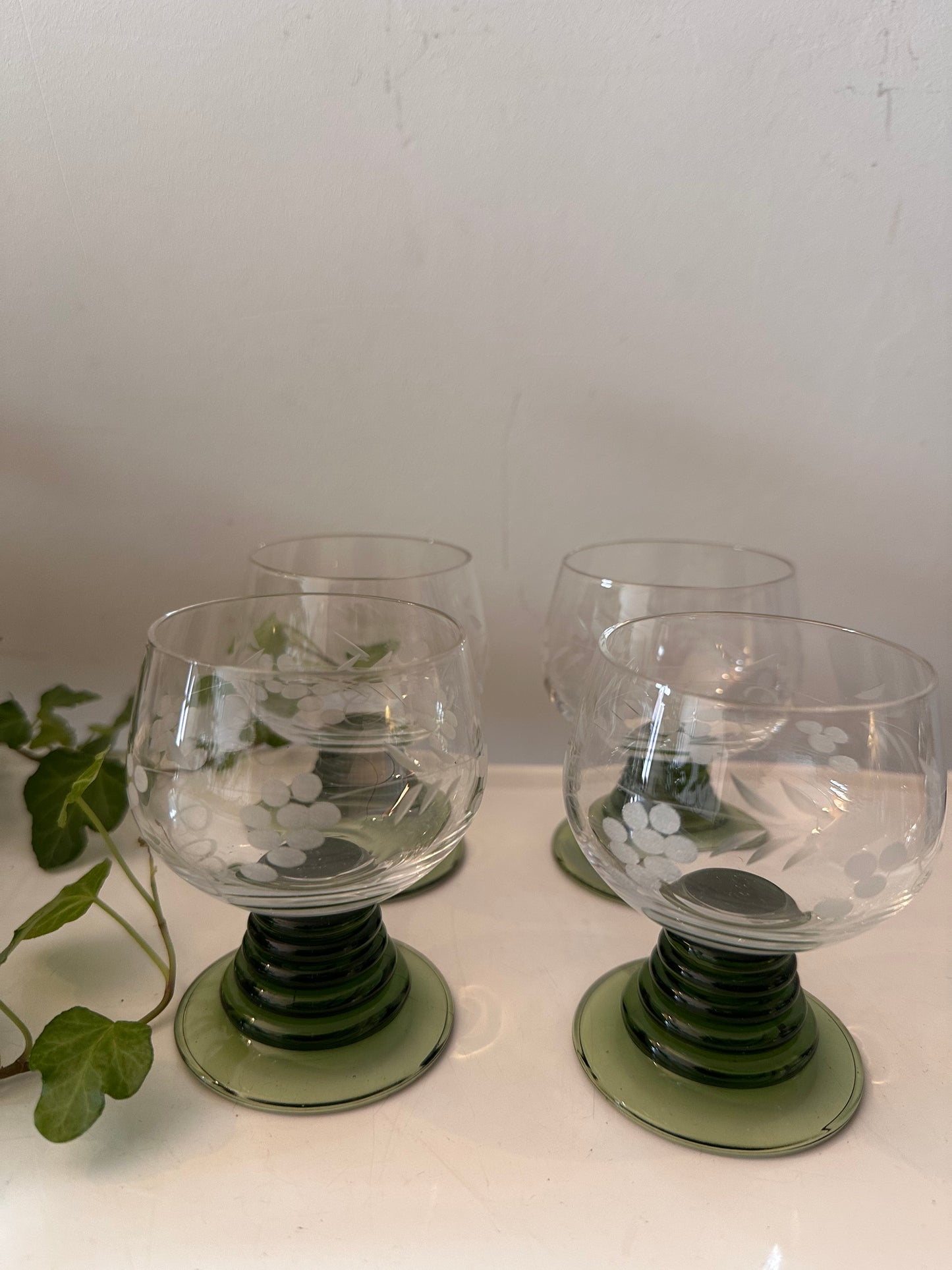 Set van 4 glazen op donkergroene voet