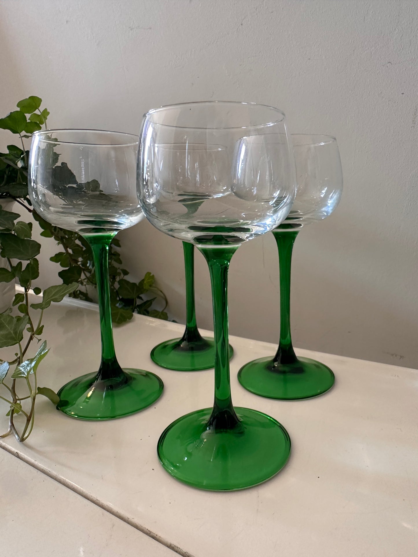 Set van 4 wijnglazen op groene voet