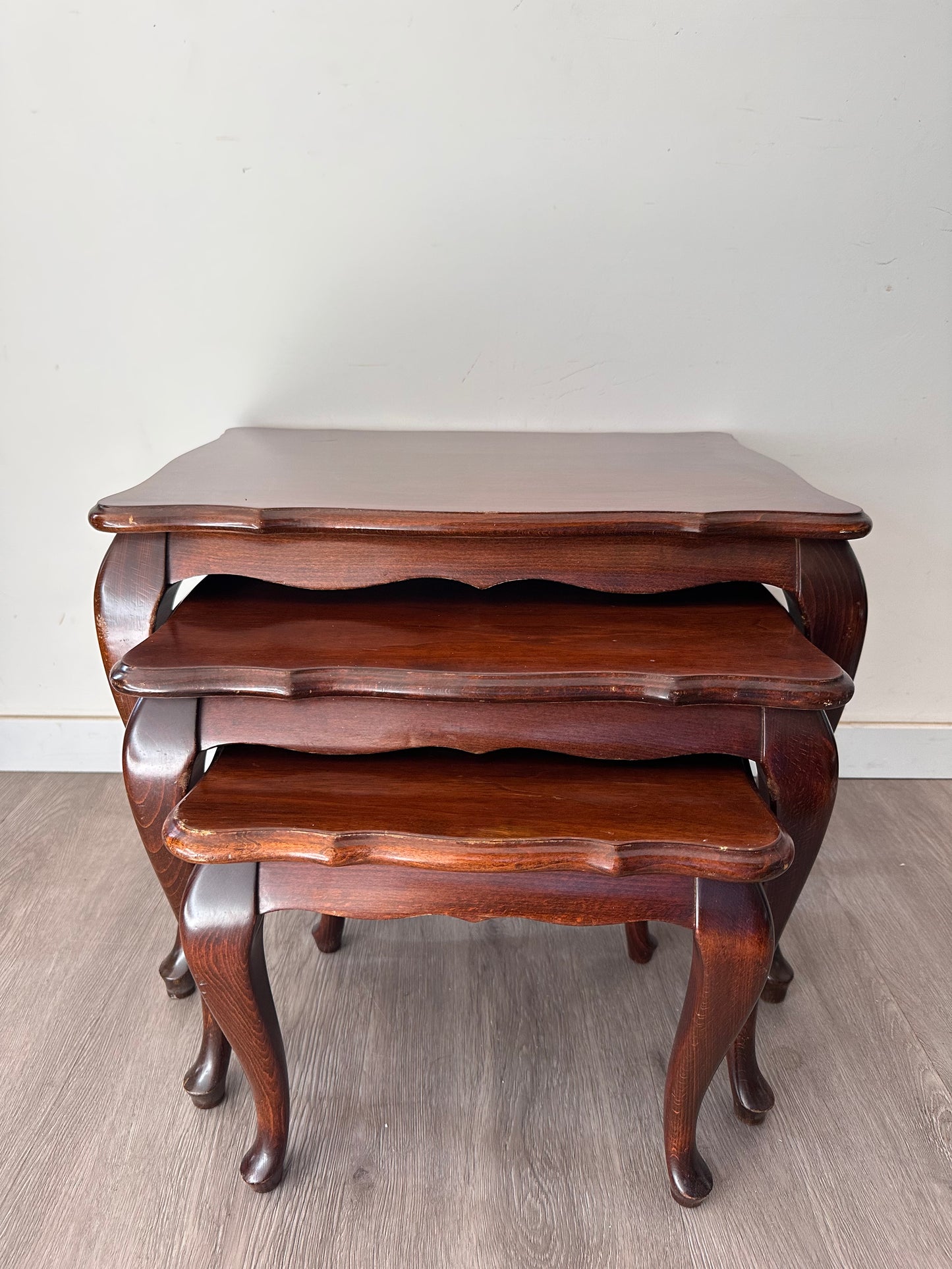 Nesting tables queen Ann stijl