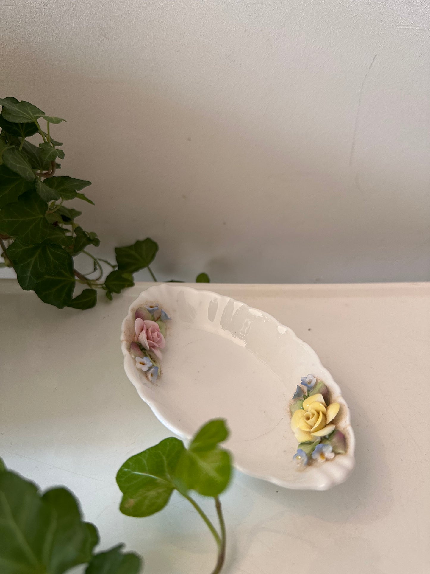 Fijn porseleinen Coalport schaaltje met handgemaakte bloemen