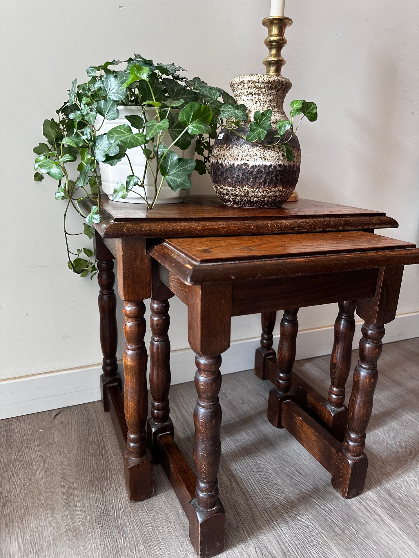 Set van twee houten bijzettafeltjes