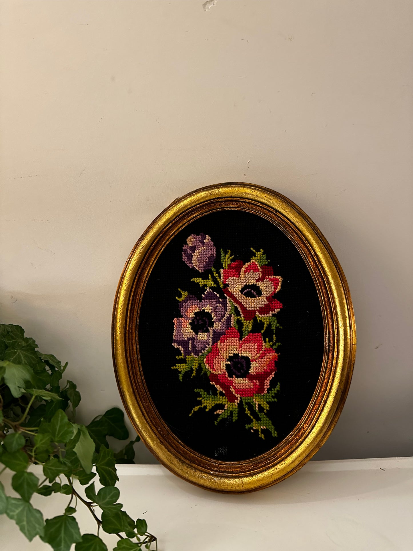 Ovaal lijstje met borduurwerk