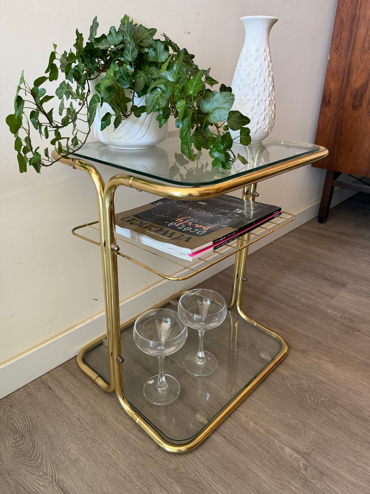 Hollywood Regency bijzettafeltje van messing en glas
