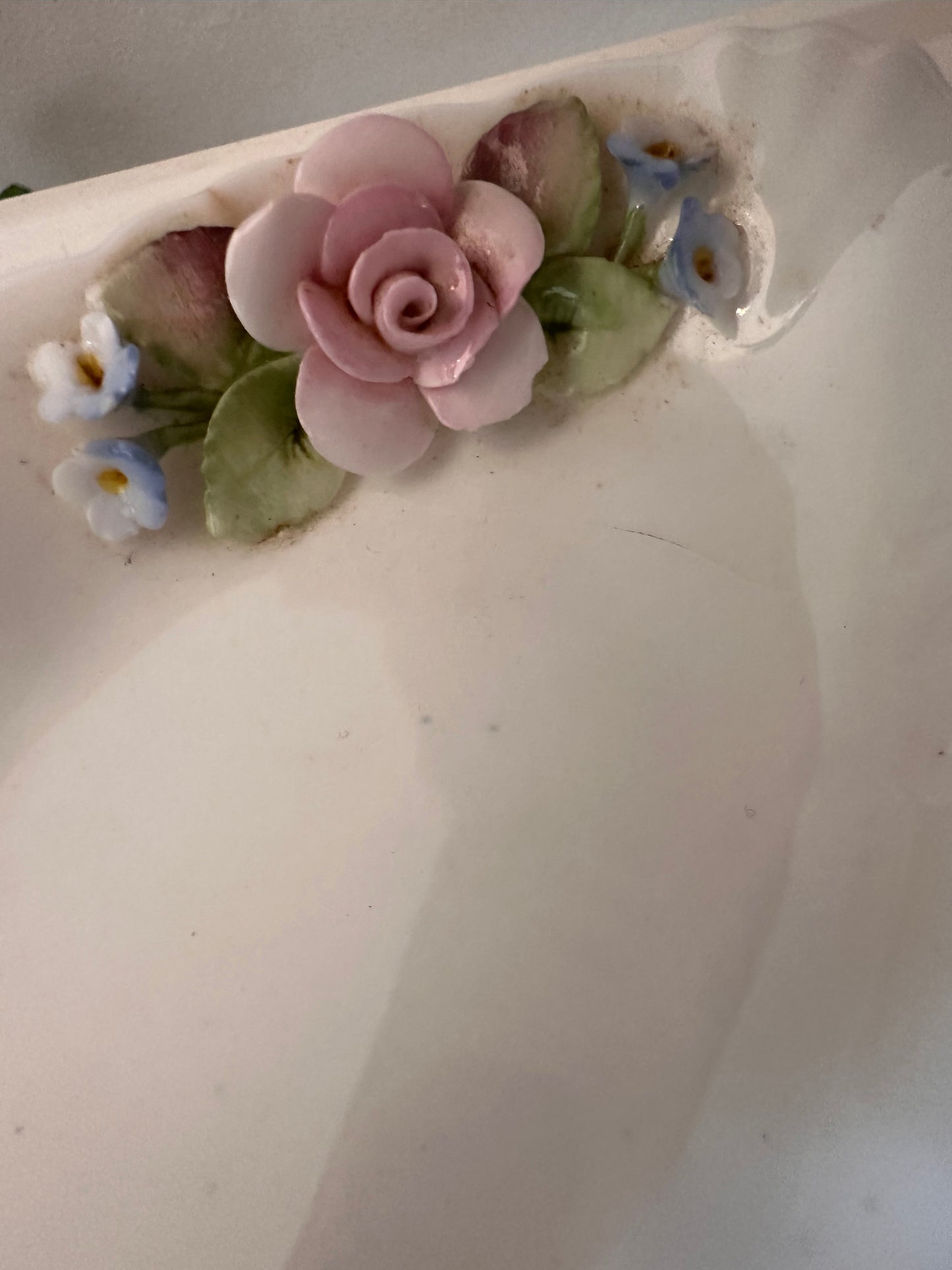 Fijn porseleinen Coalport schaaltje met handgemaakte bloemen