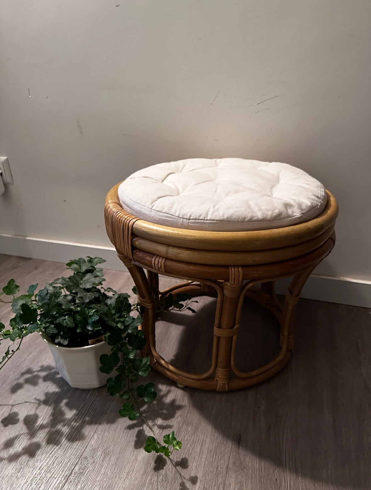 Vintage rotan krukje