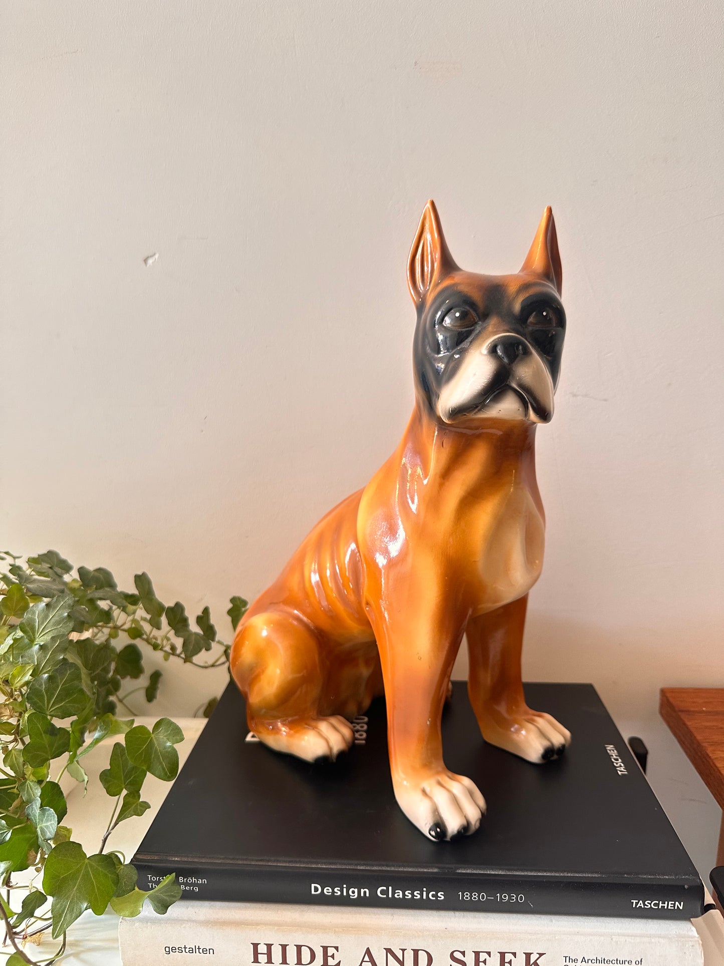 Keramieken beeld boxer hond