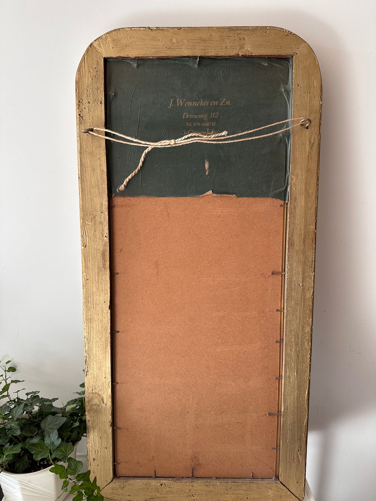 Hoge goudkleurige spiegel