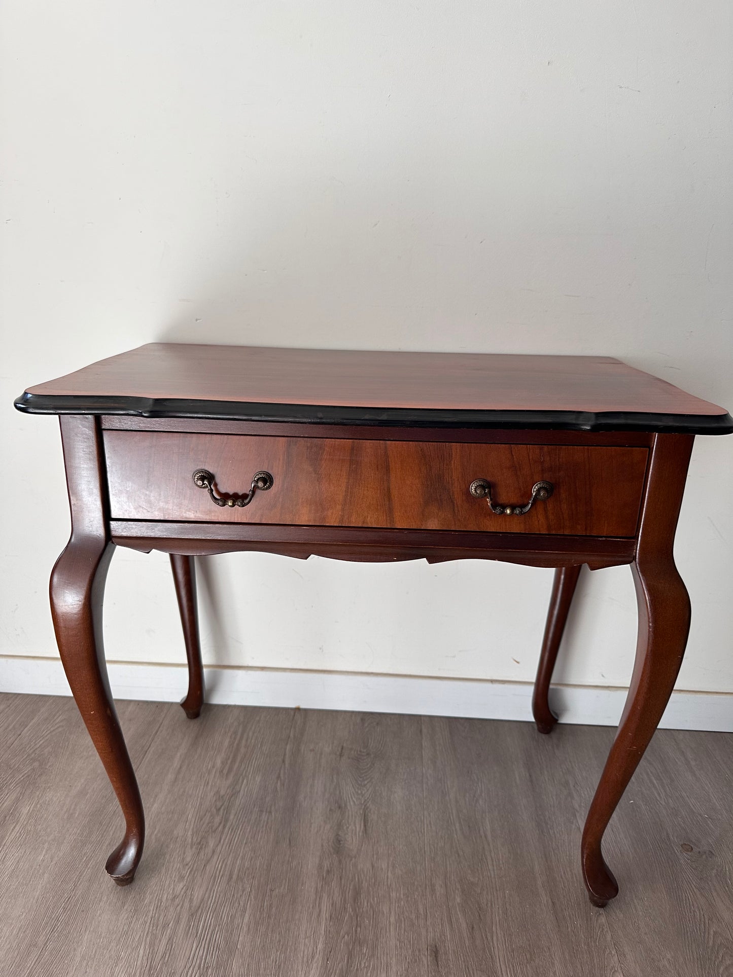 Klassiek houten tafeltje met lade