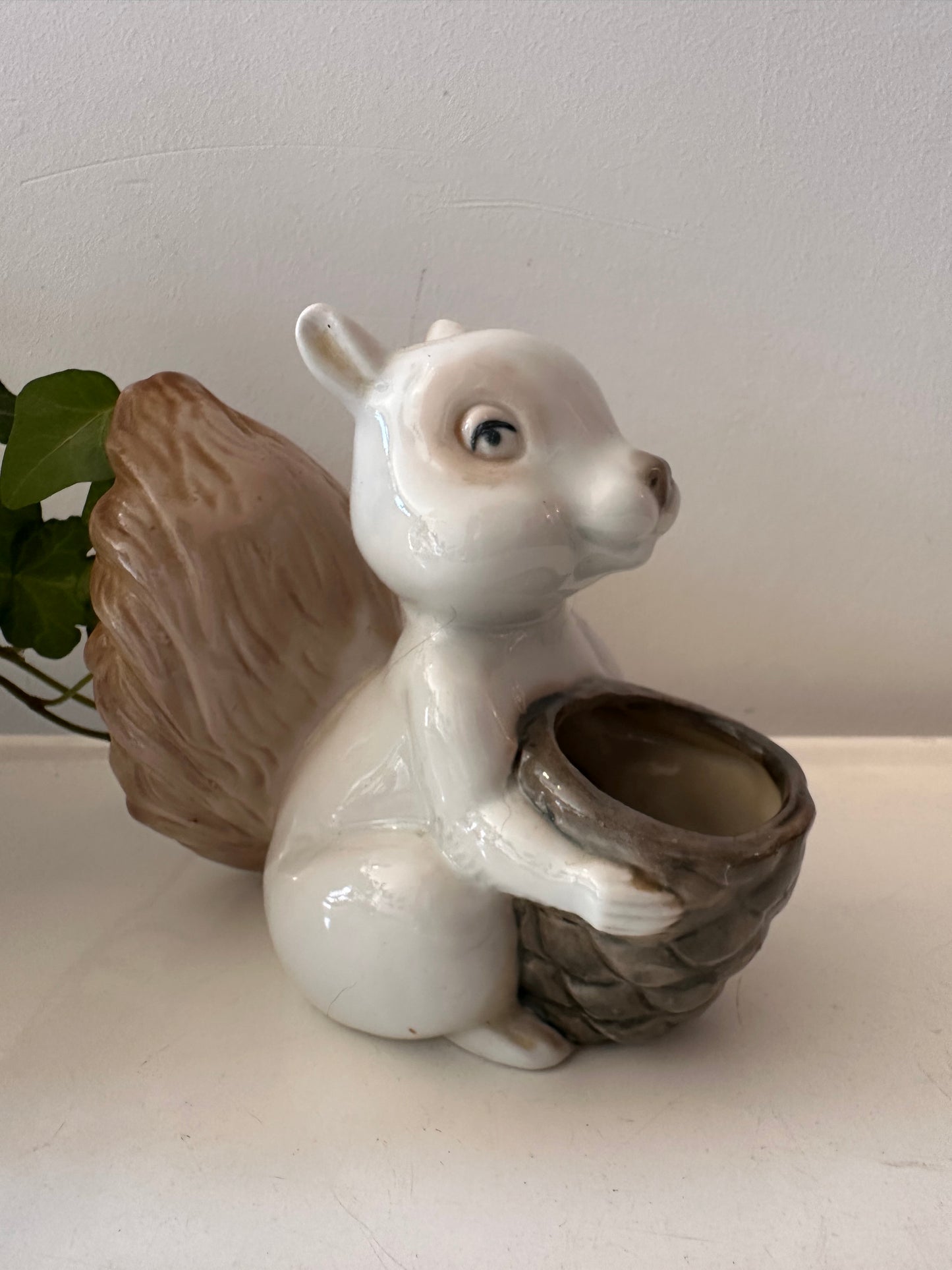 Porseleinen beeldje eekhoorn