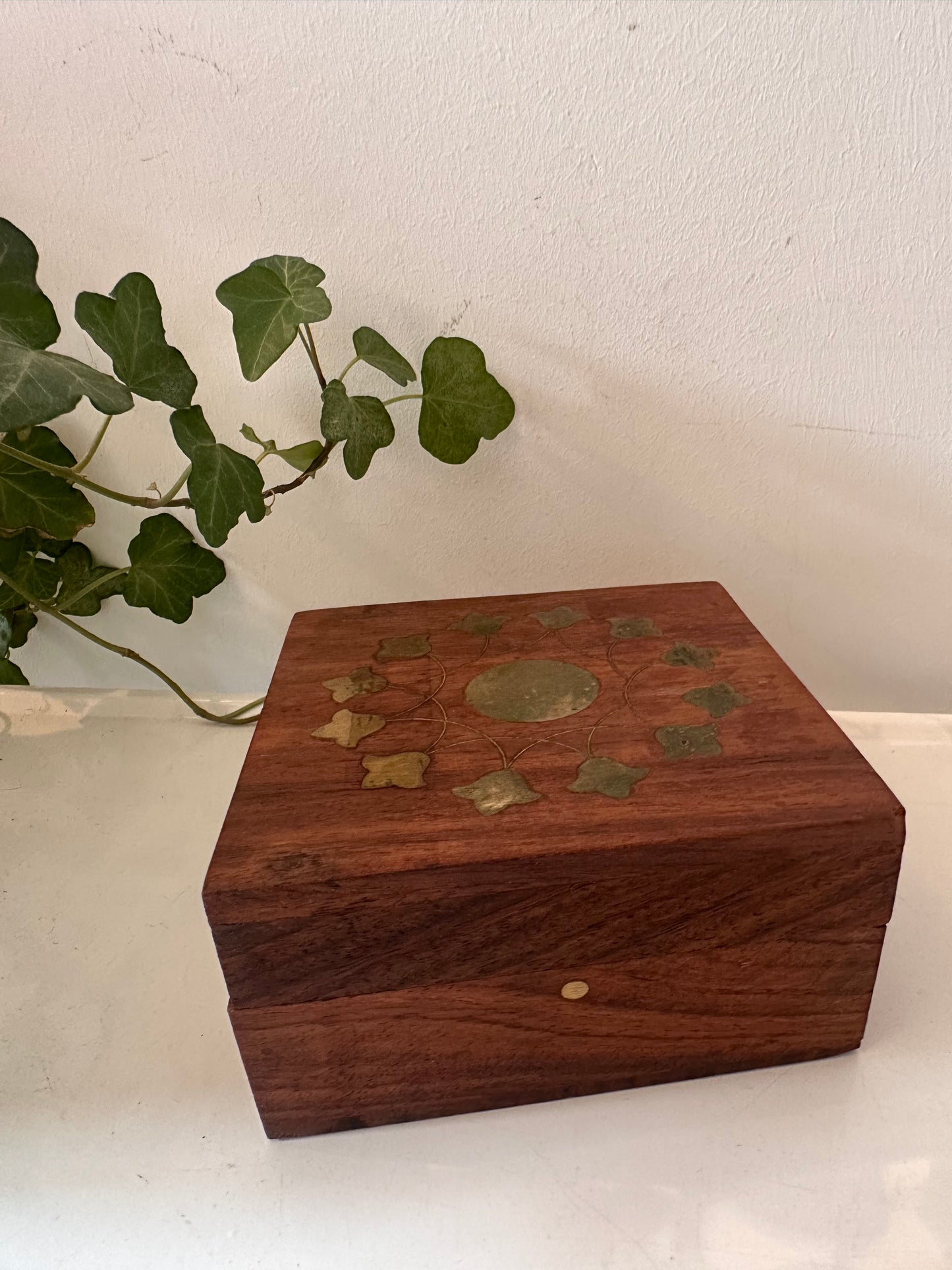 Houten bewaardoosje met messing inleg