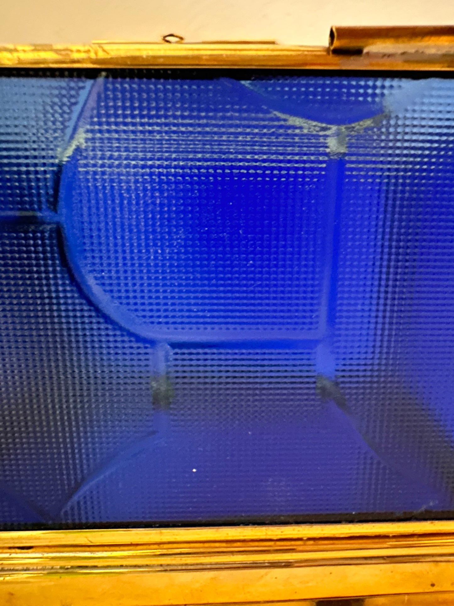 Bewaardoosje met blauw glas en messing randen