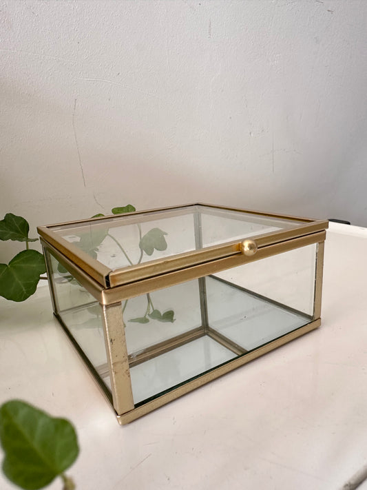 Bewaardoosje van glas met messing randen spiegelbodem