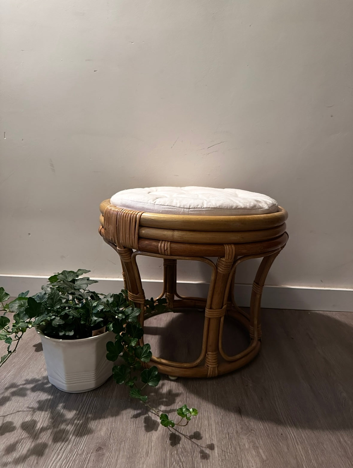 Vintage rotan krukje