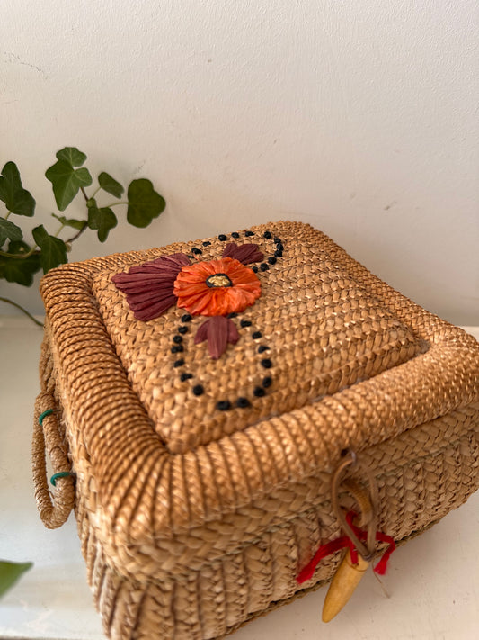 Gevlochten raffia bewaardoosje met bloem detail