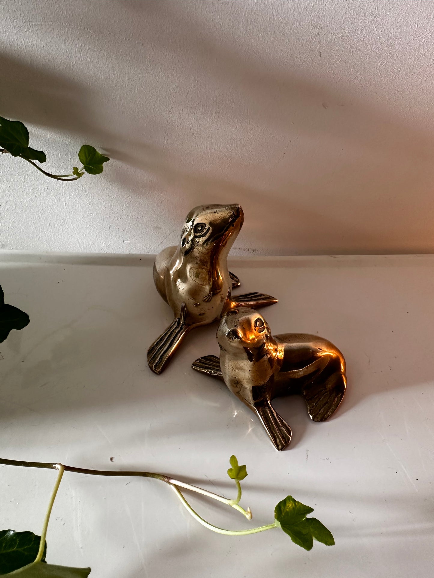 Messing set van twee zeehondjes