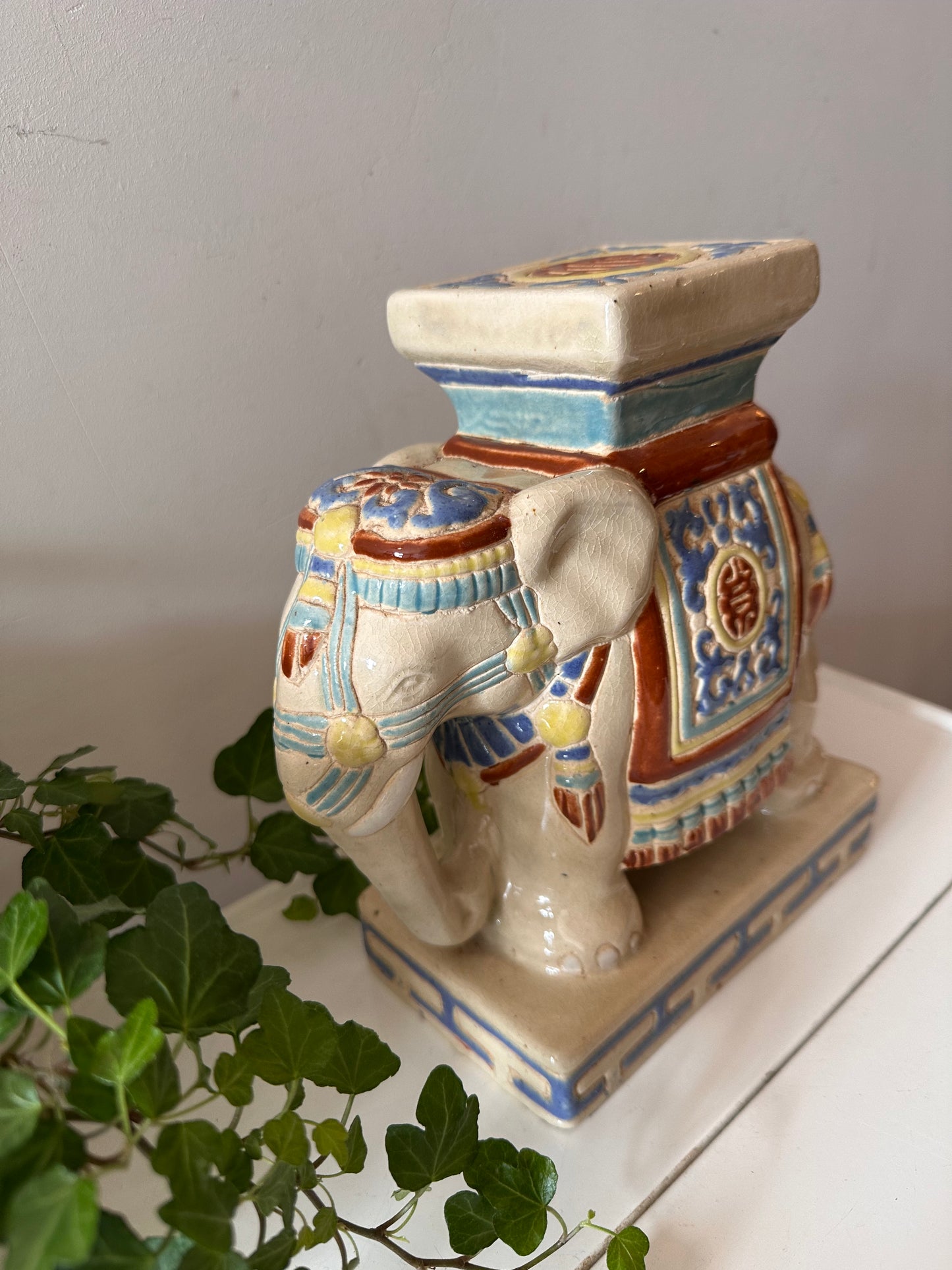 Keramieken plantentafeltje olifant