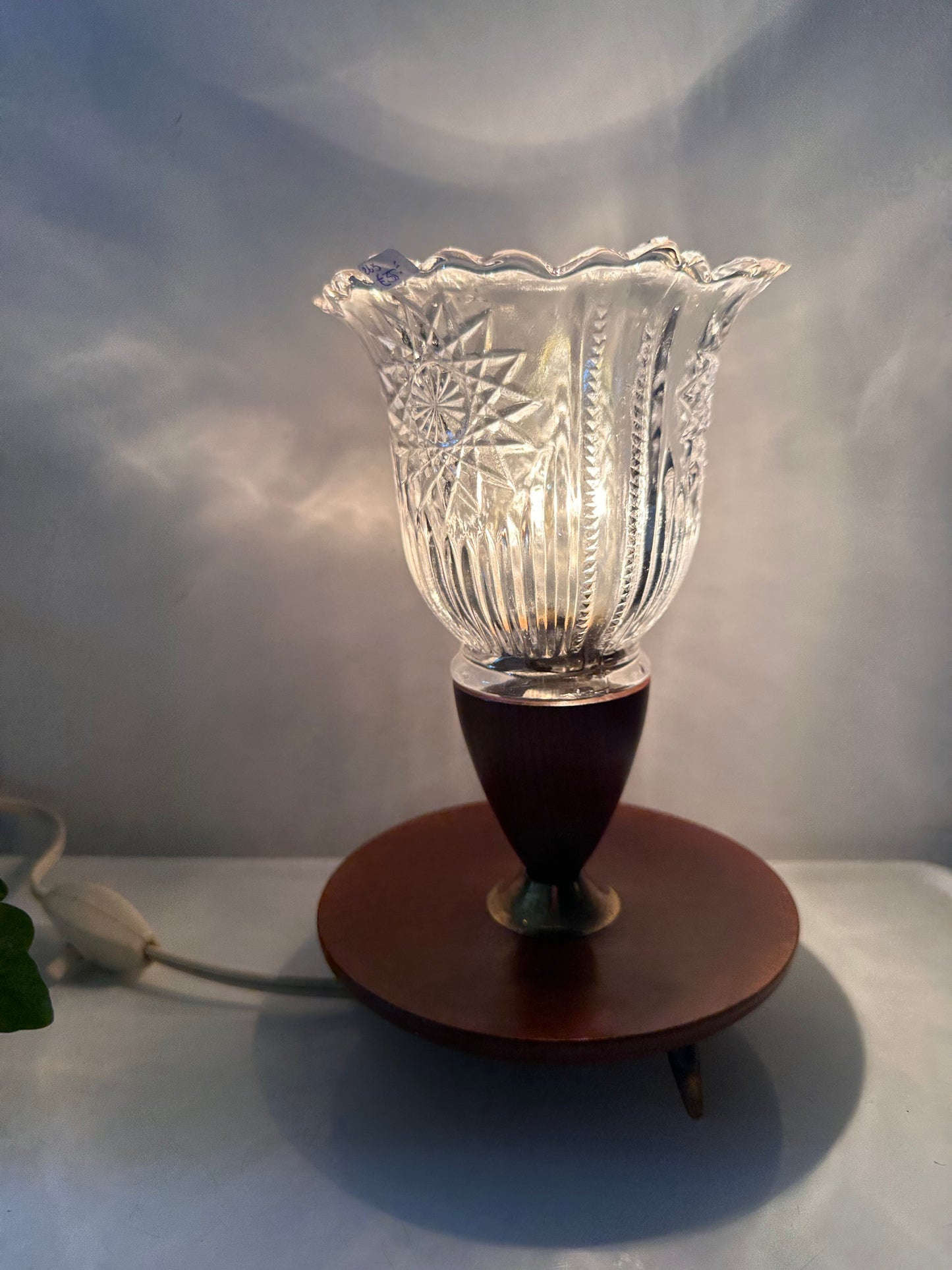 Tafellampje van hout en glas