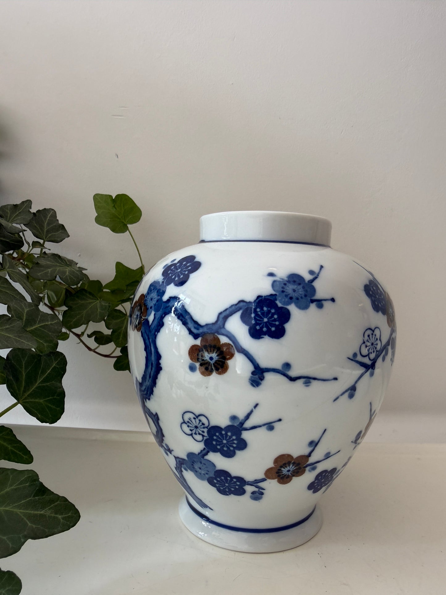 Porseleinen vaas met bloempot