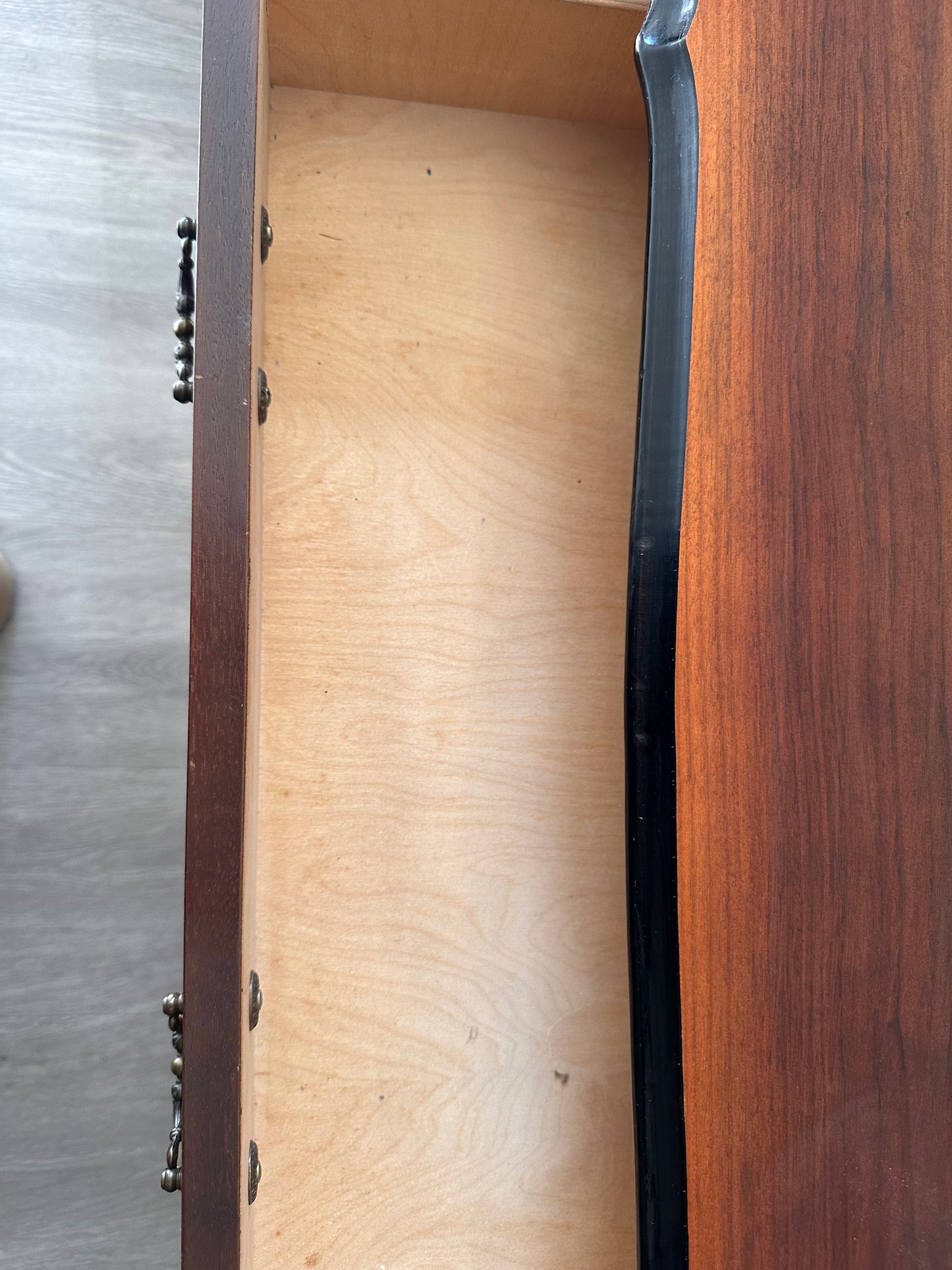 Klassiek houten tafeltje met lade