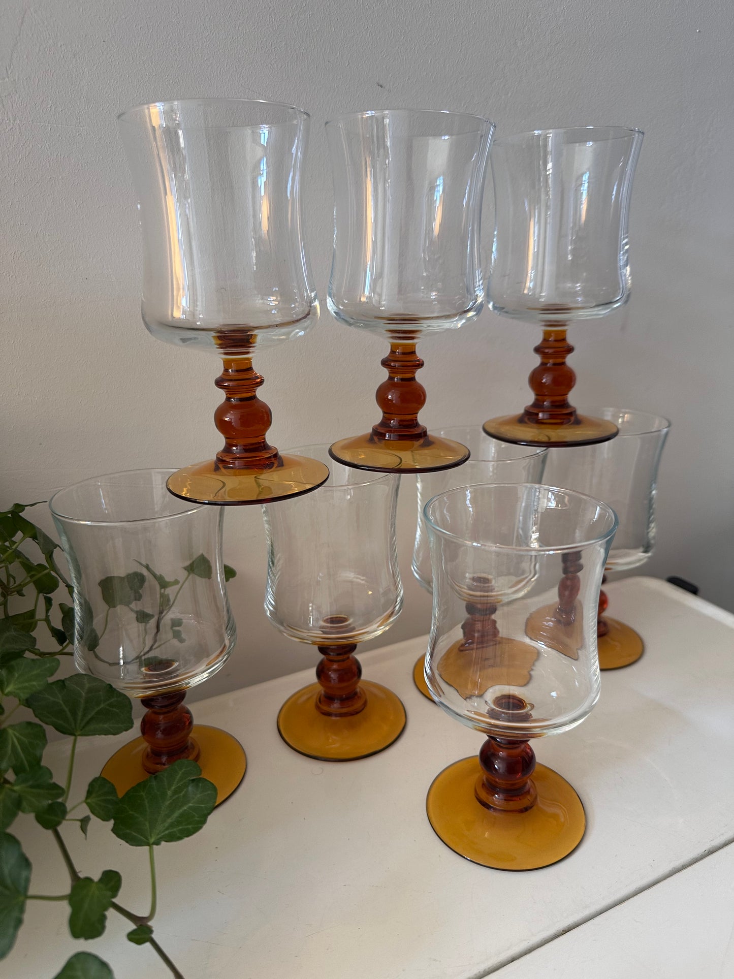 Set van 8 vintage jaren 70 amberkleurige wijnglazen