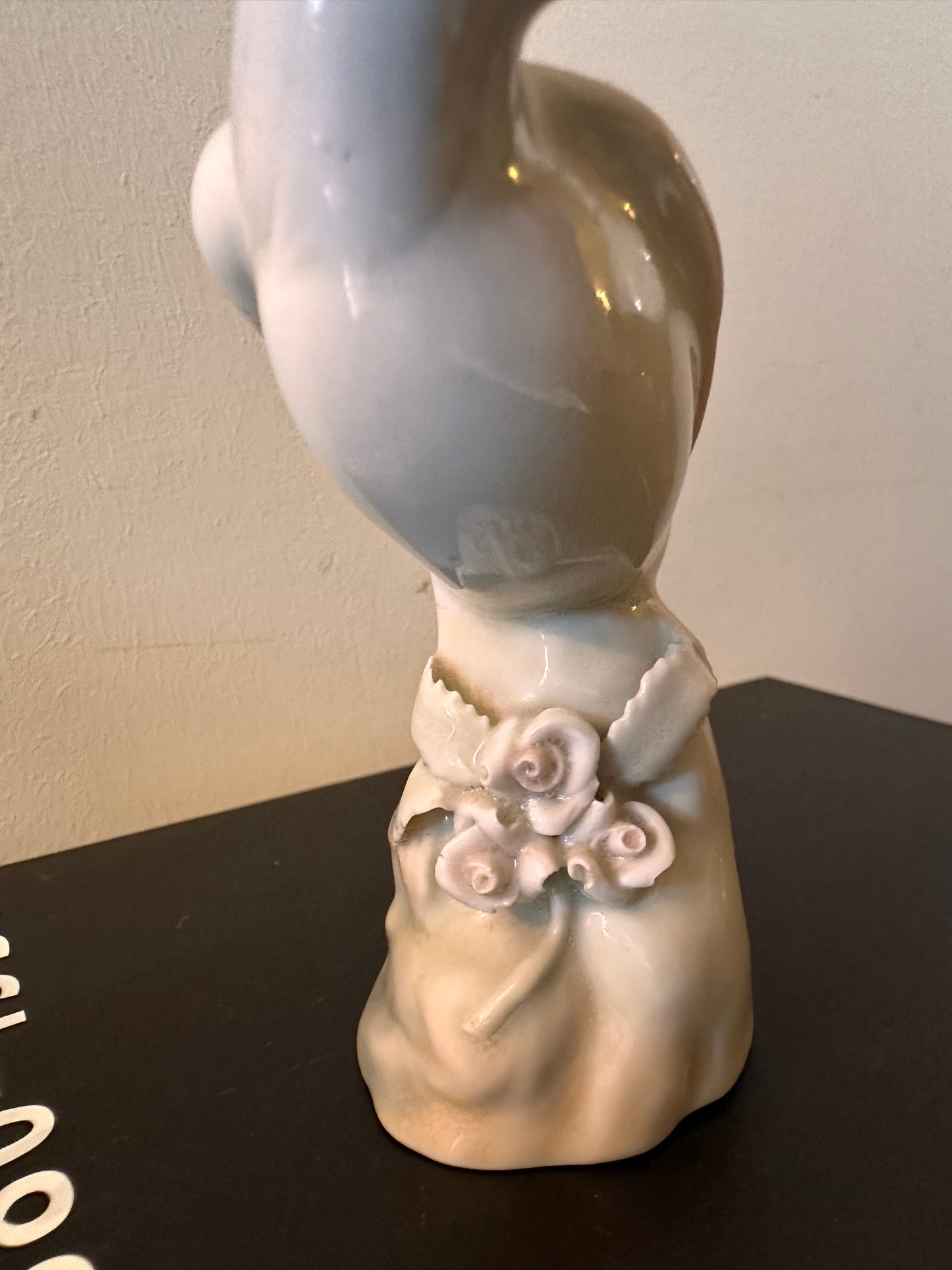 Porseleinen duifbeeldje