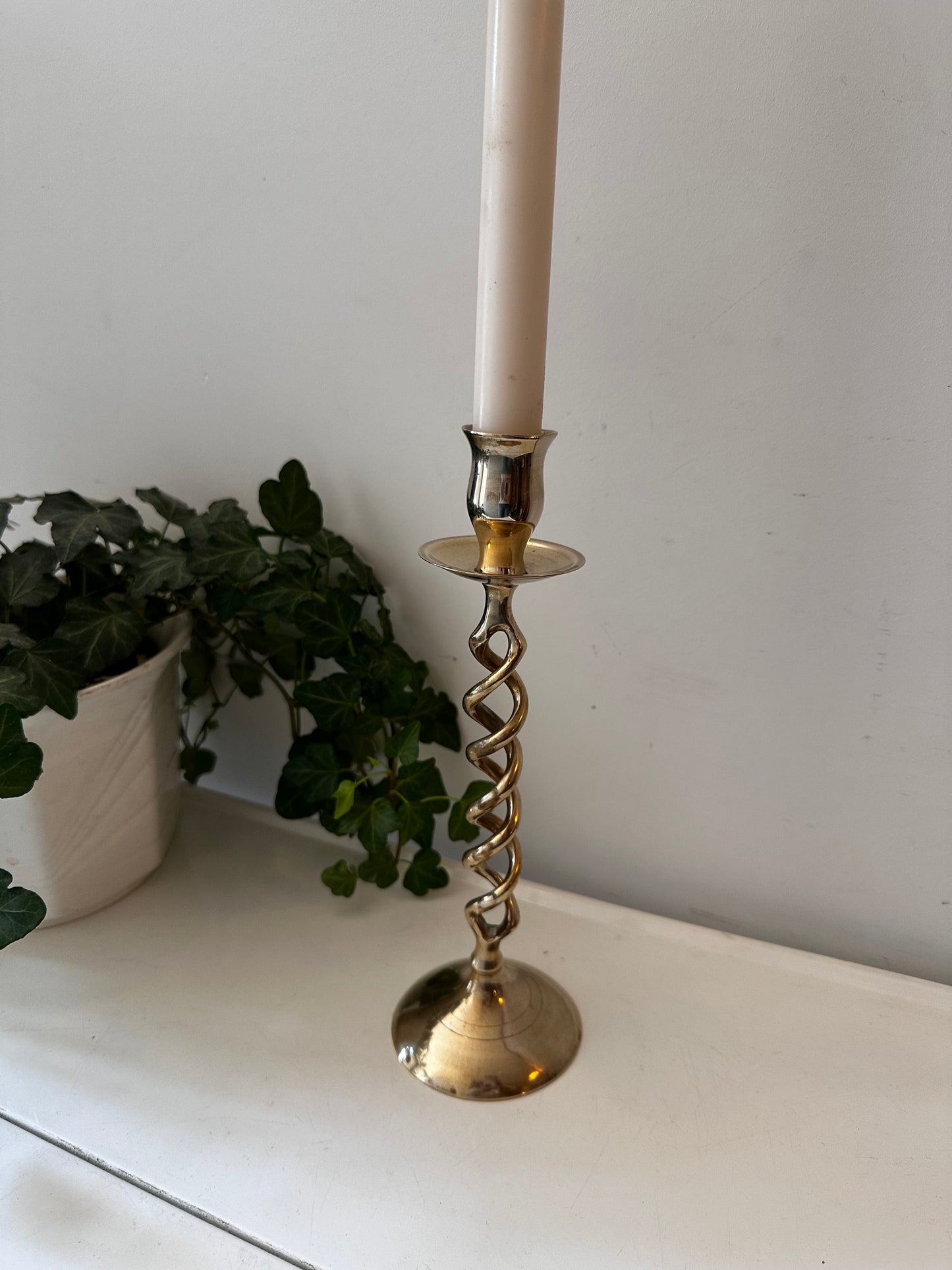 Messing kandelaar gedraaide poot