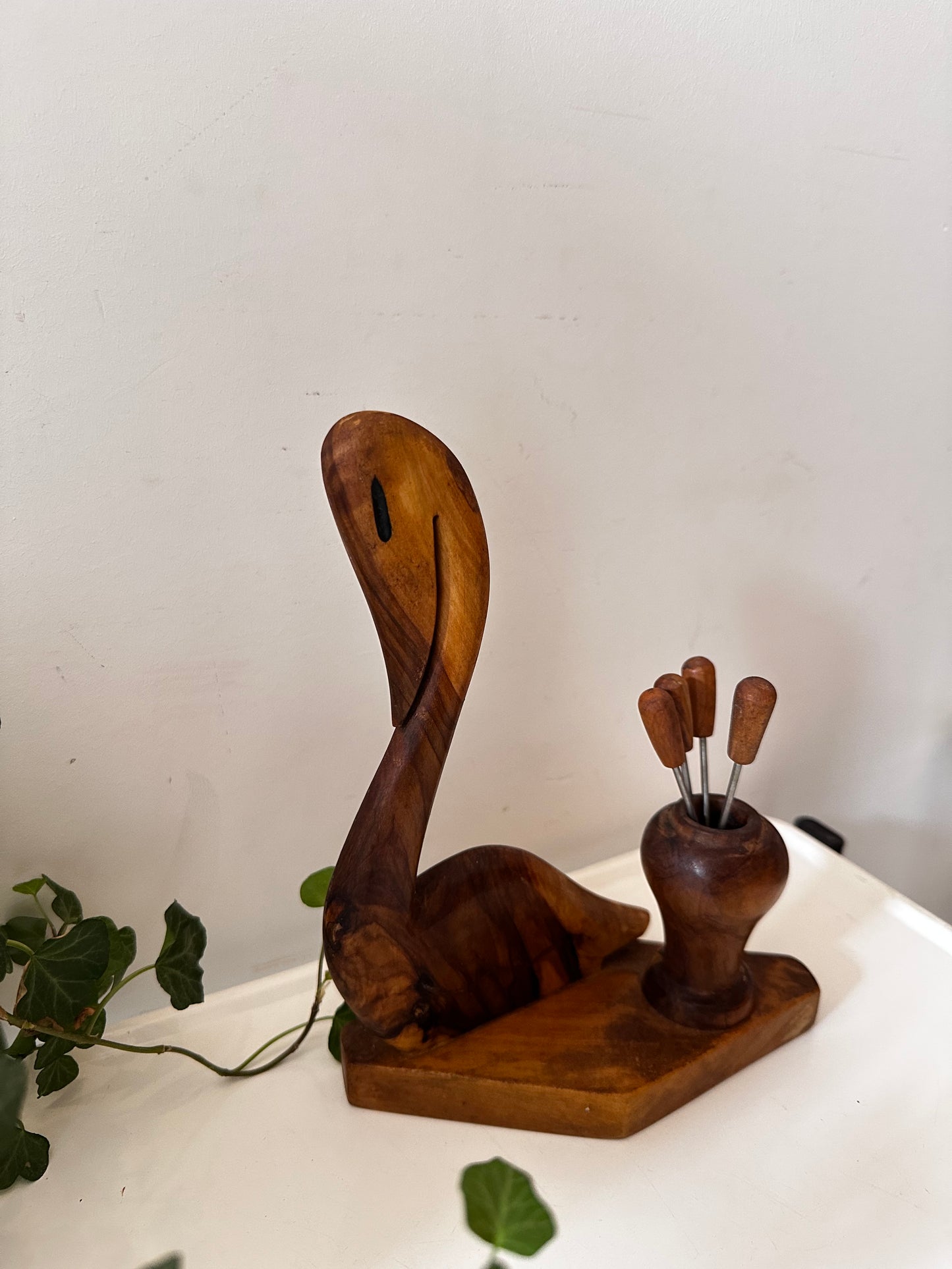 Houten zwaan met cocktailprikkers