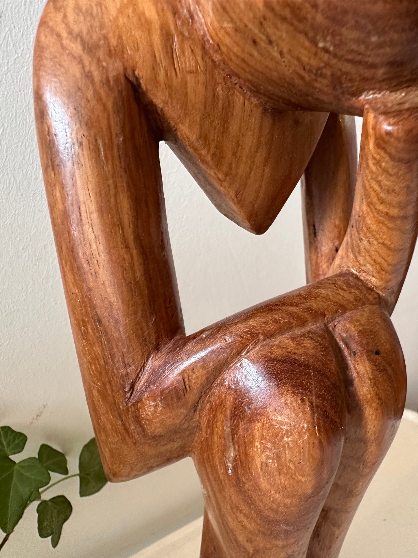 Zittende houten beeldje