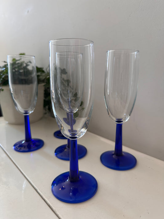 Jaren 80 flutes champagne glazen met blauwe voet