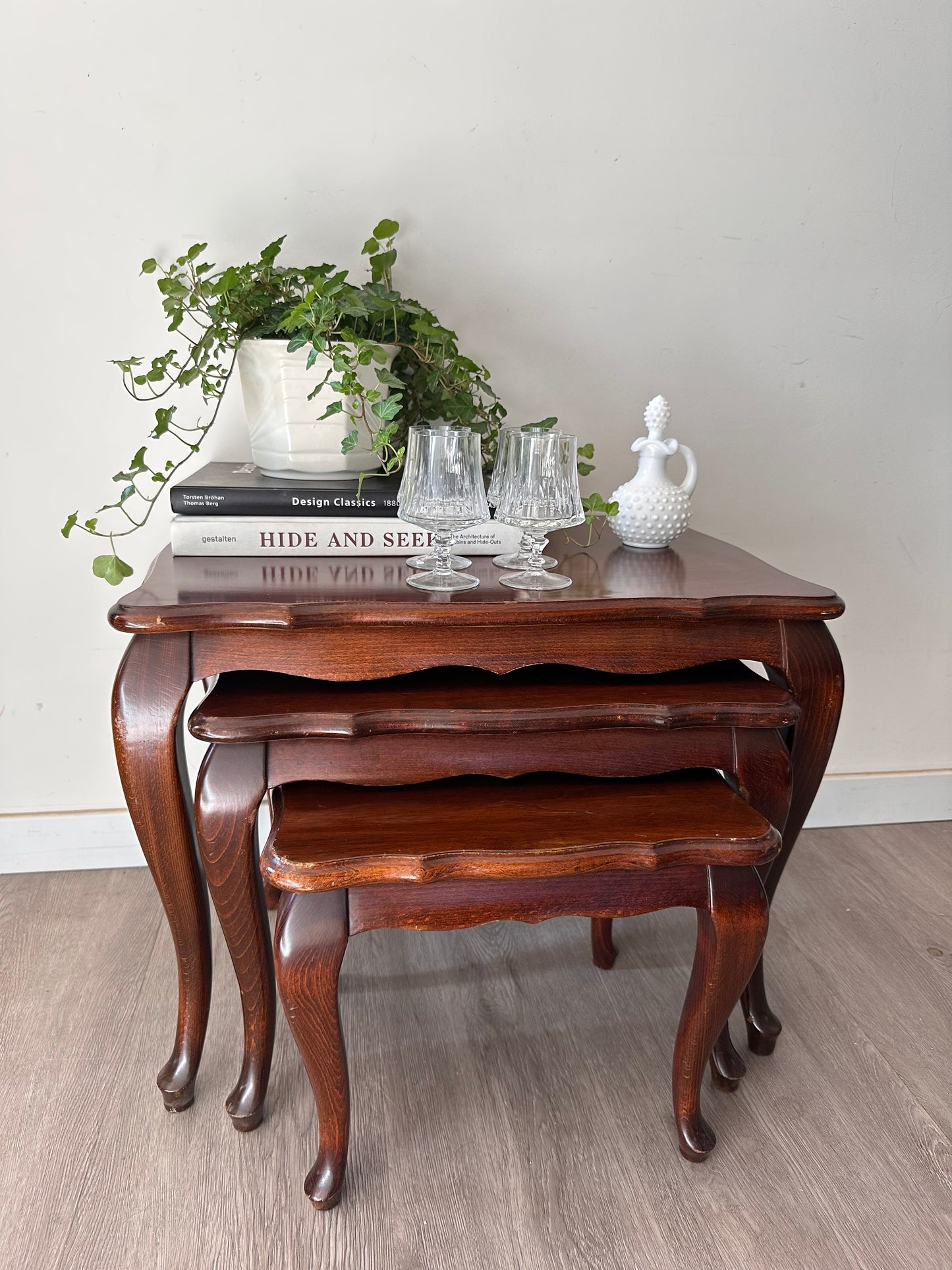 Nesting tables queen Ann stijl