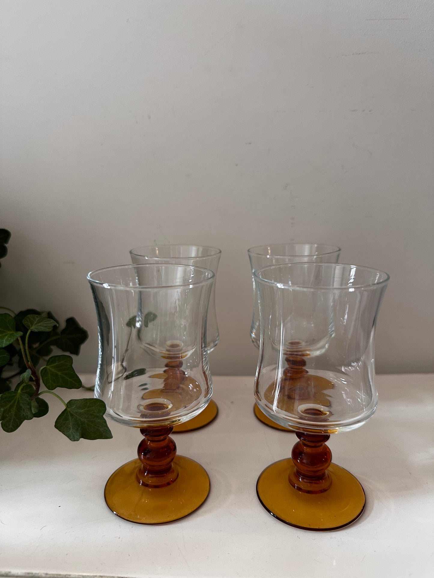 Set van 4 amberkleurige glazen