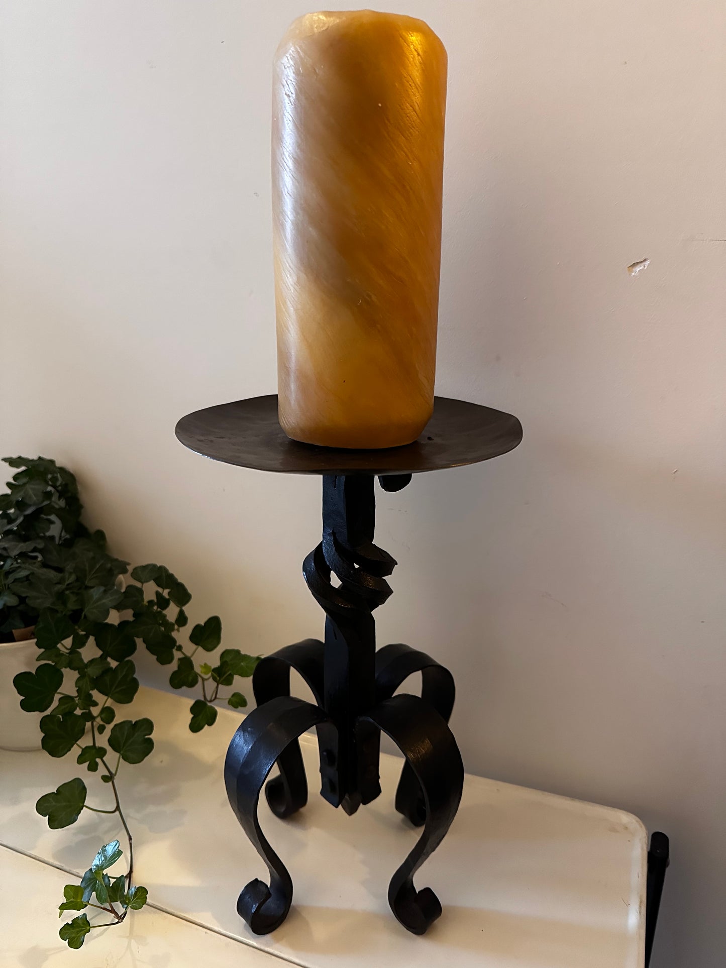 Brutalist kandelaar met kaars