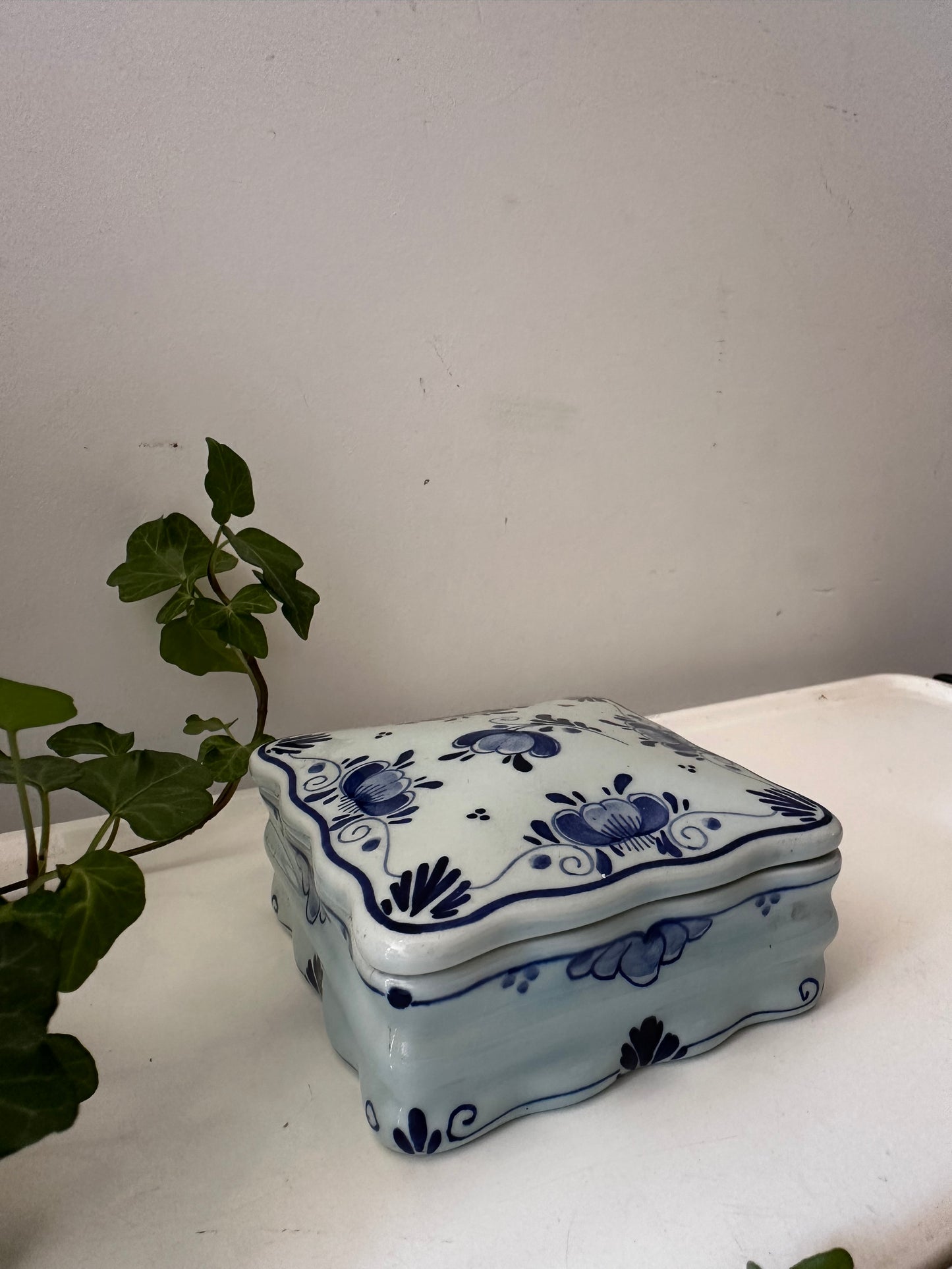 Delft blauw porseleinen doosje gemerkt