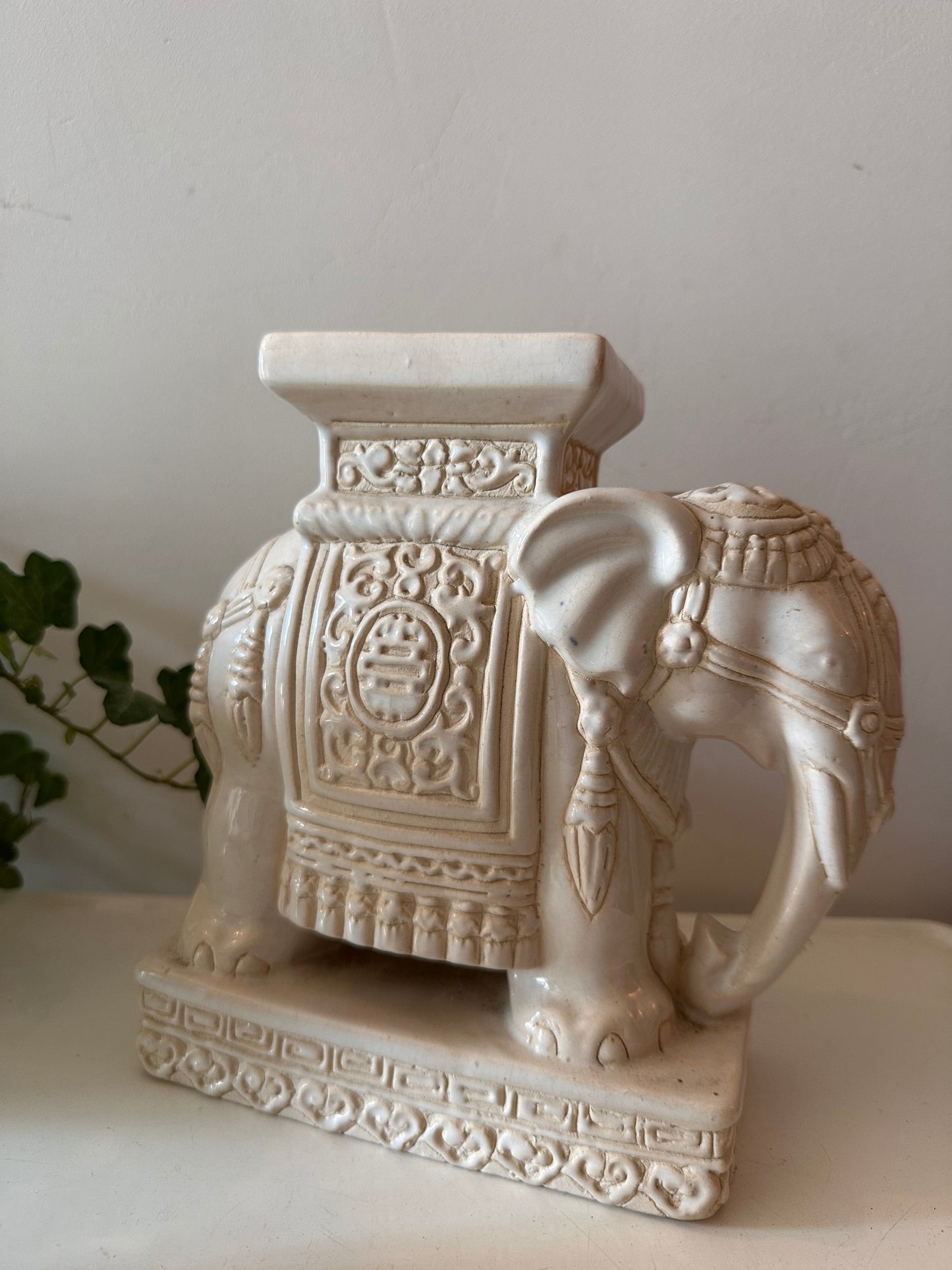 Klein keramieken plantentafeltje olifant