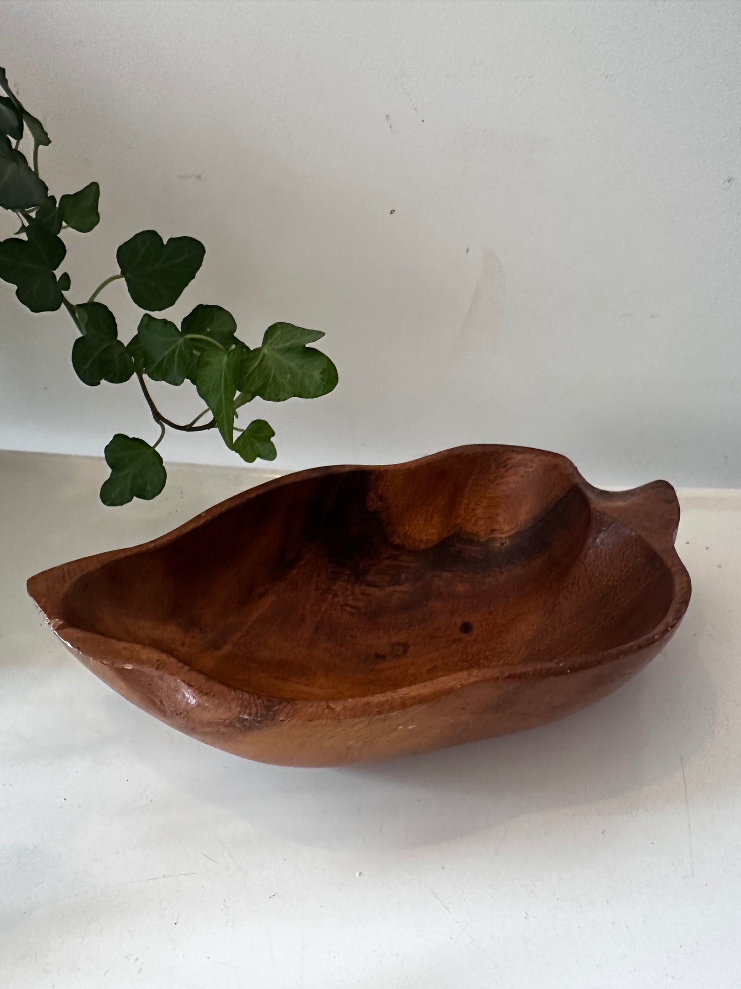 Teak houten schaaltje in de vorm van een blad