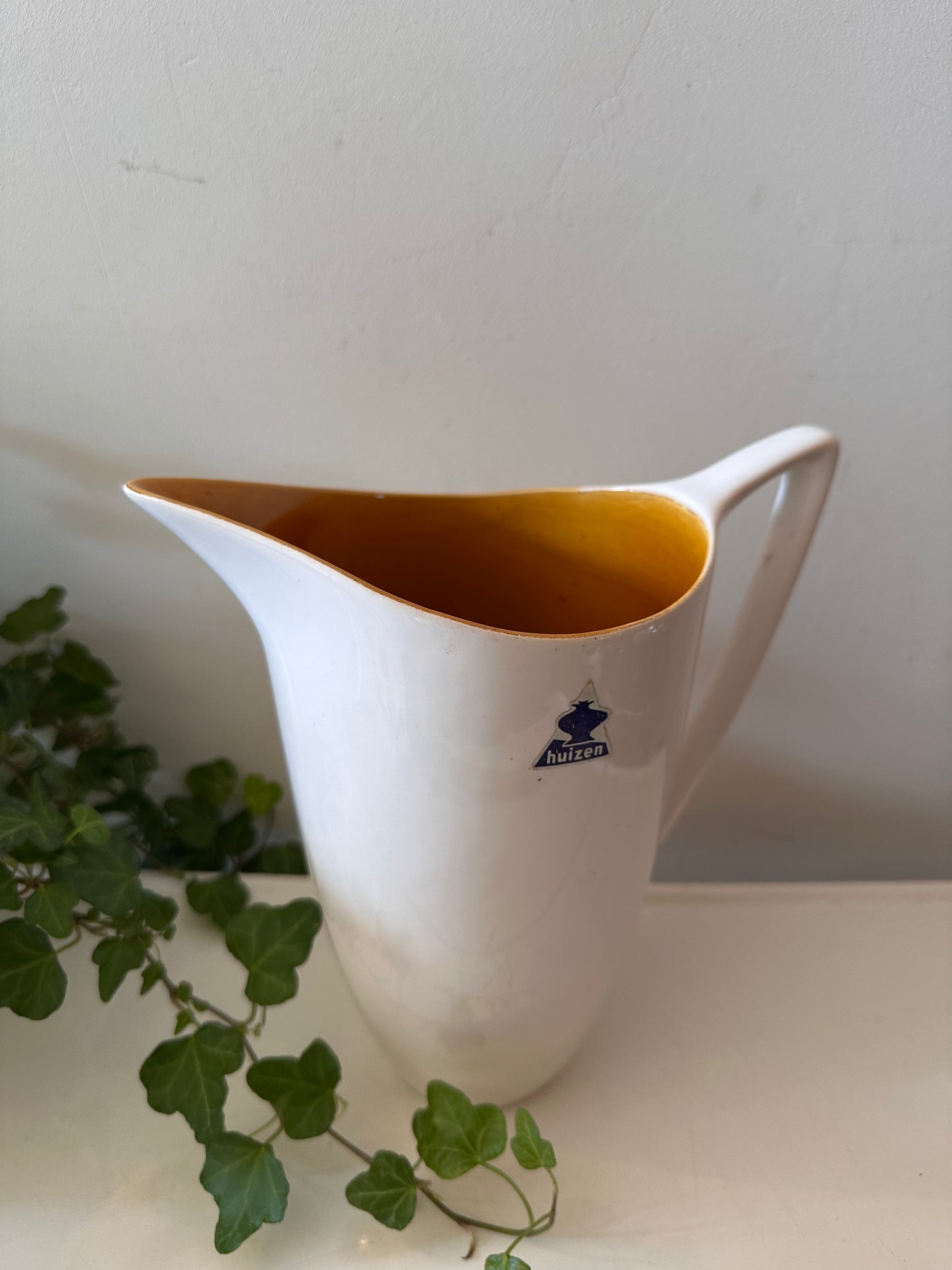 Keramieken jaren 60 kan met geel geglazuurde binnenkant