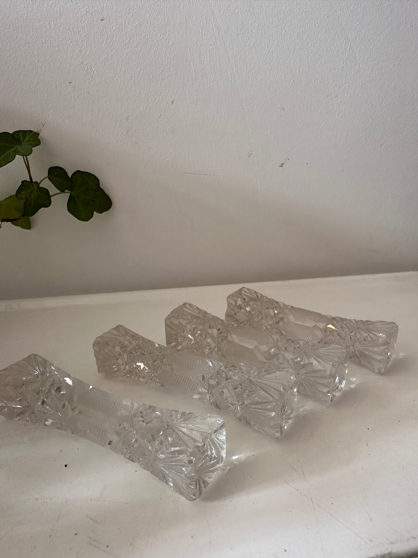 Set van 4 kristallen messenlegers