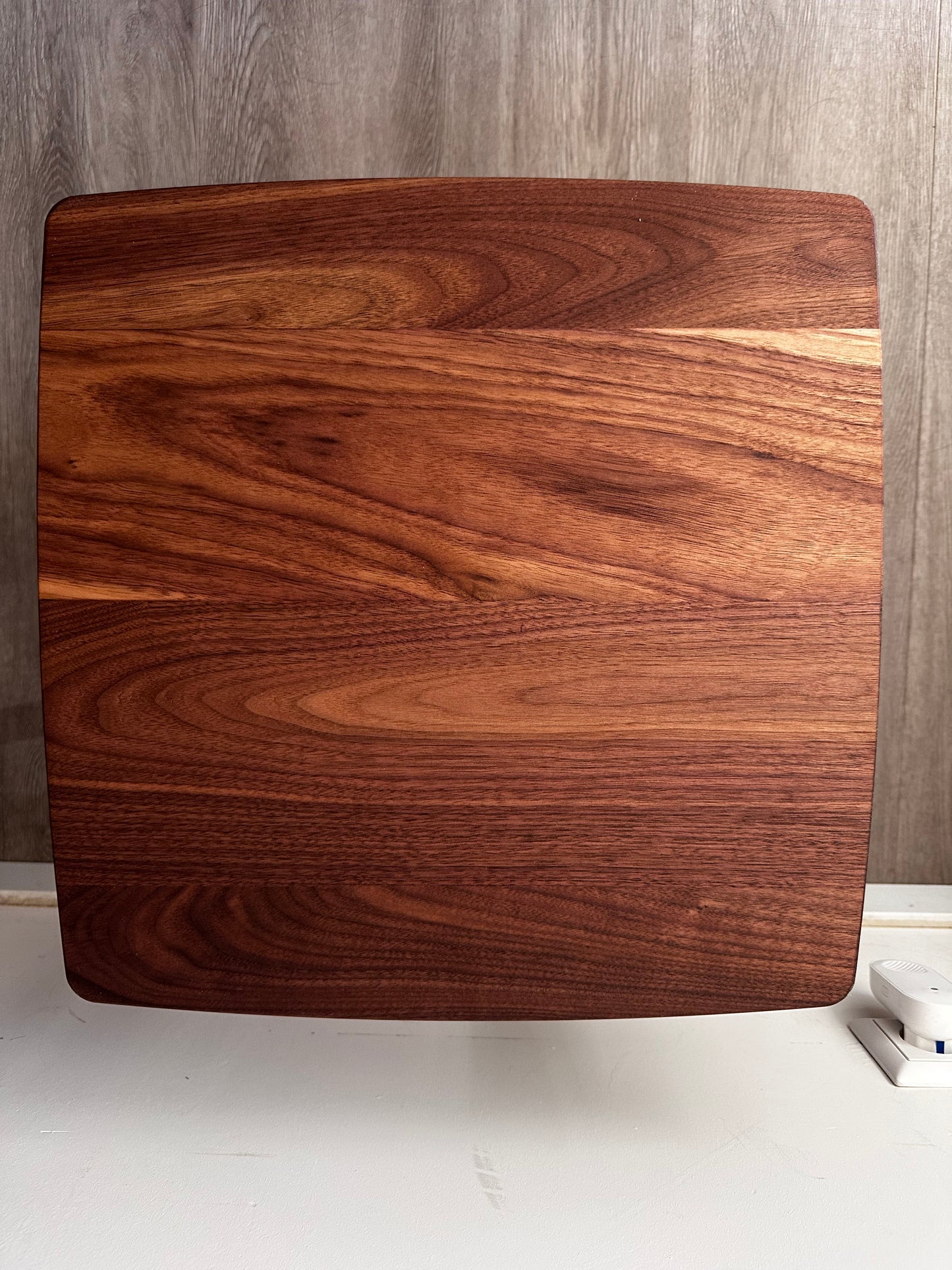 Scandinavisch design massief notenhouten tafeltje