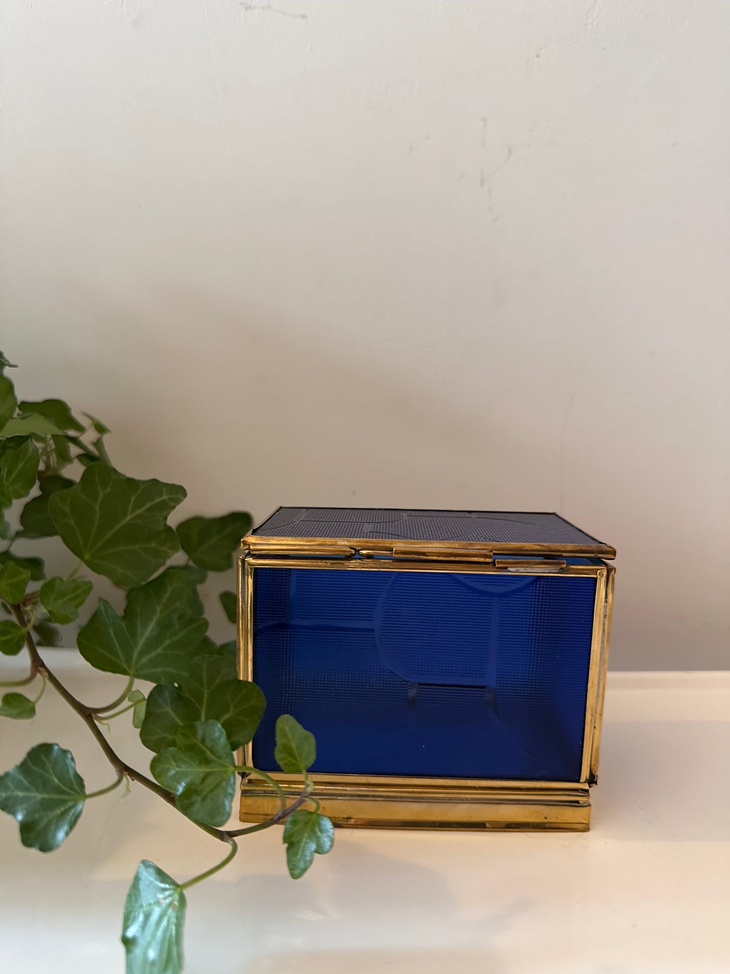 Bewaardoosje met blauw glas en messing randen