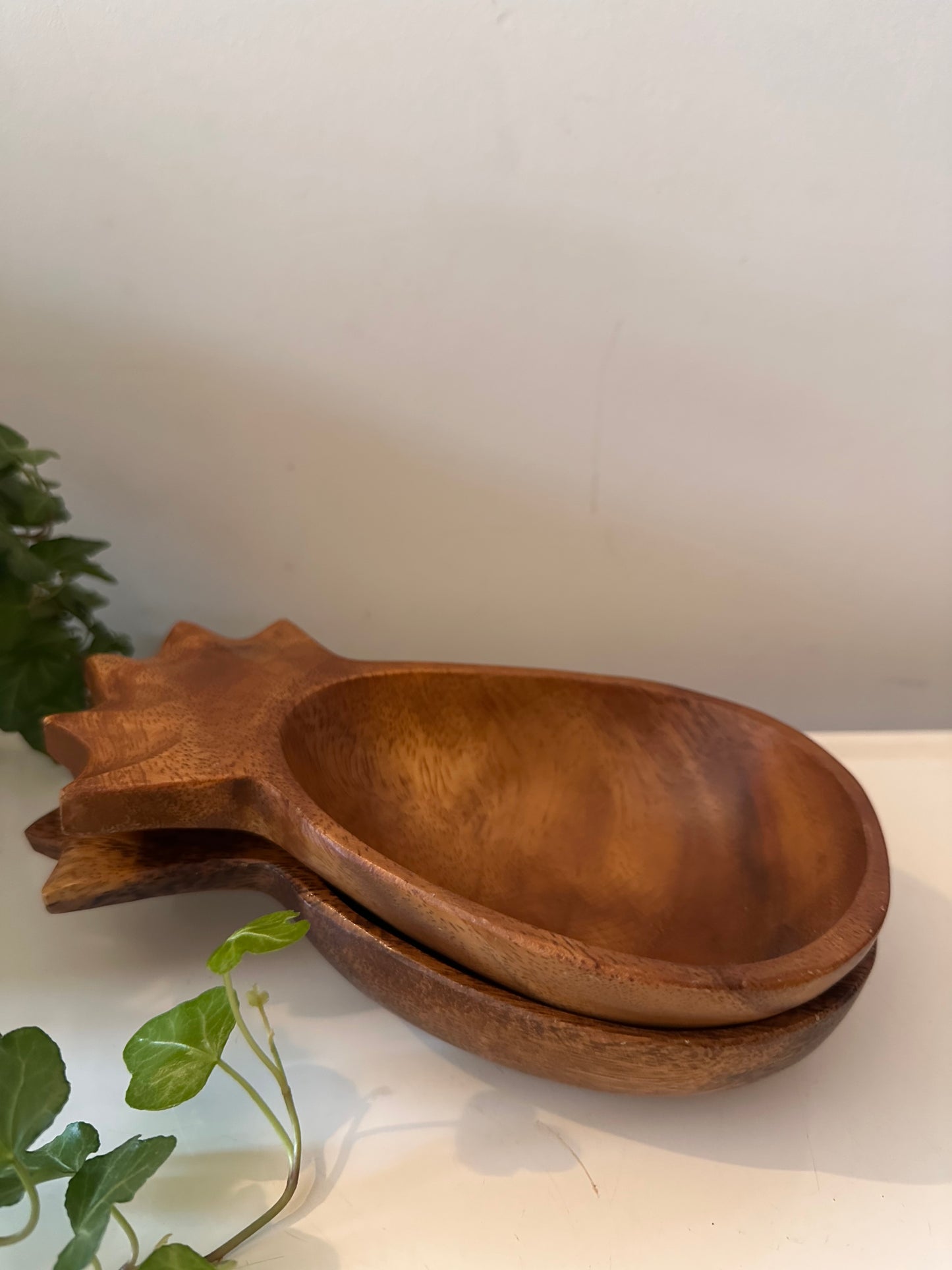 Houten schaaltjes in de vorm van een ananas