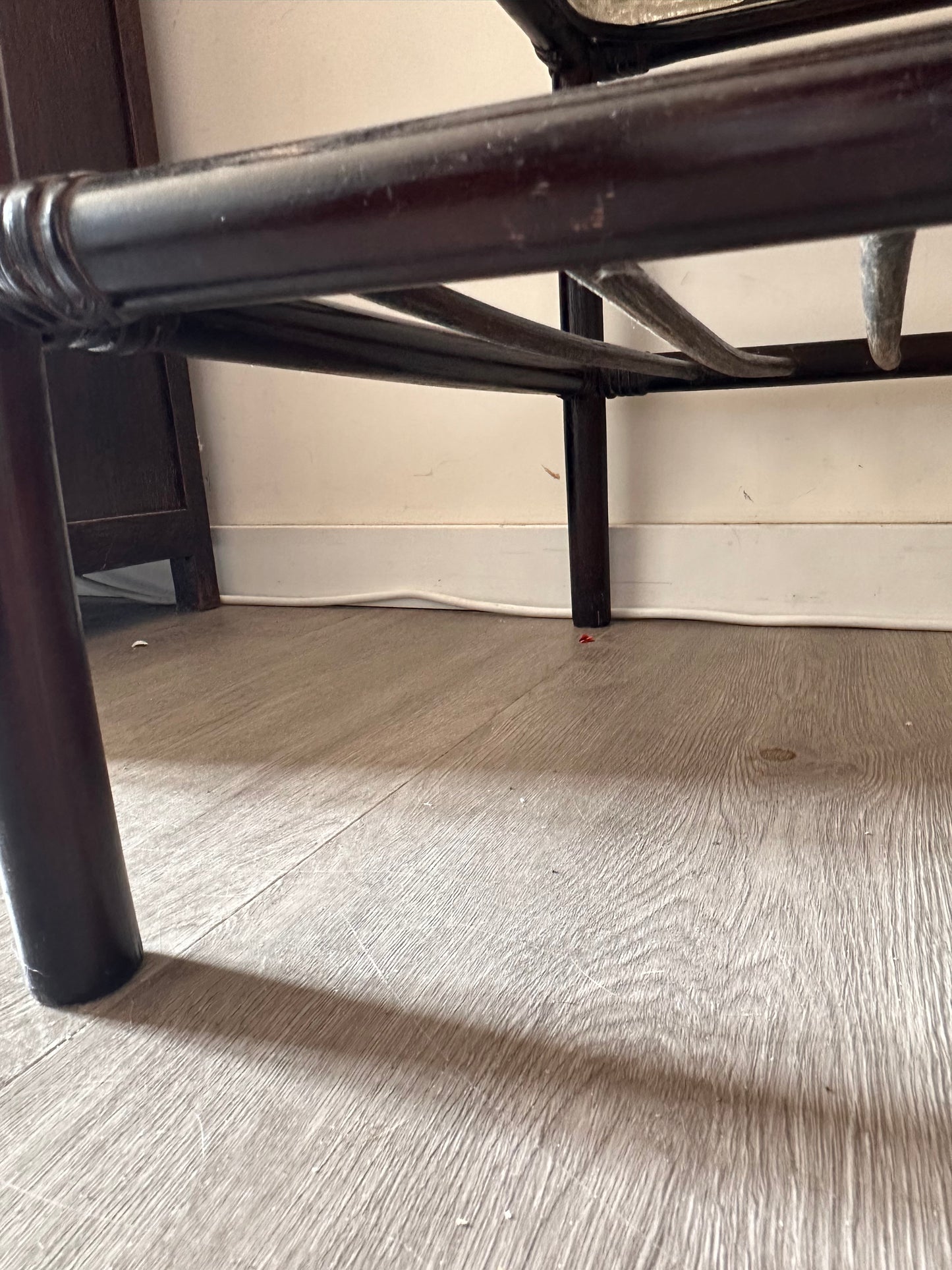 Rotan tafeltje met glazen blad