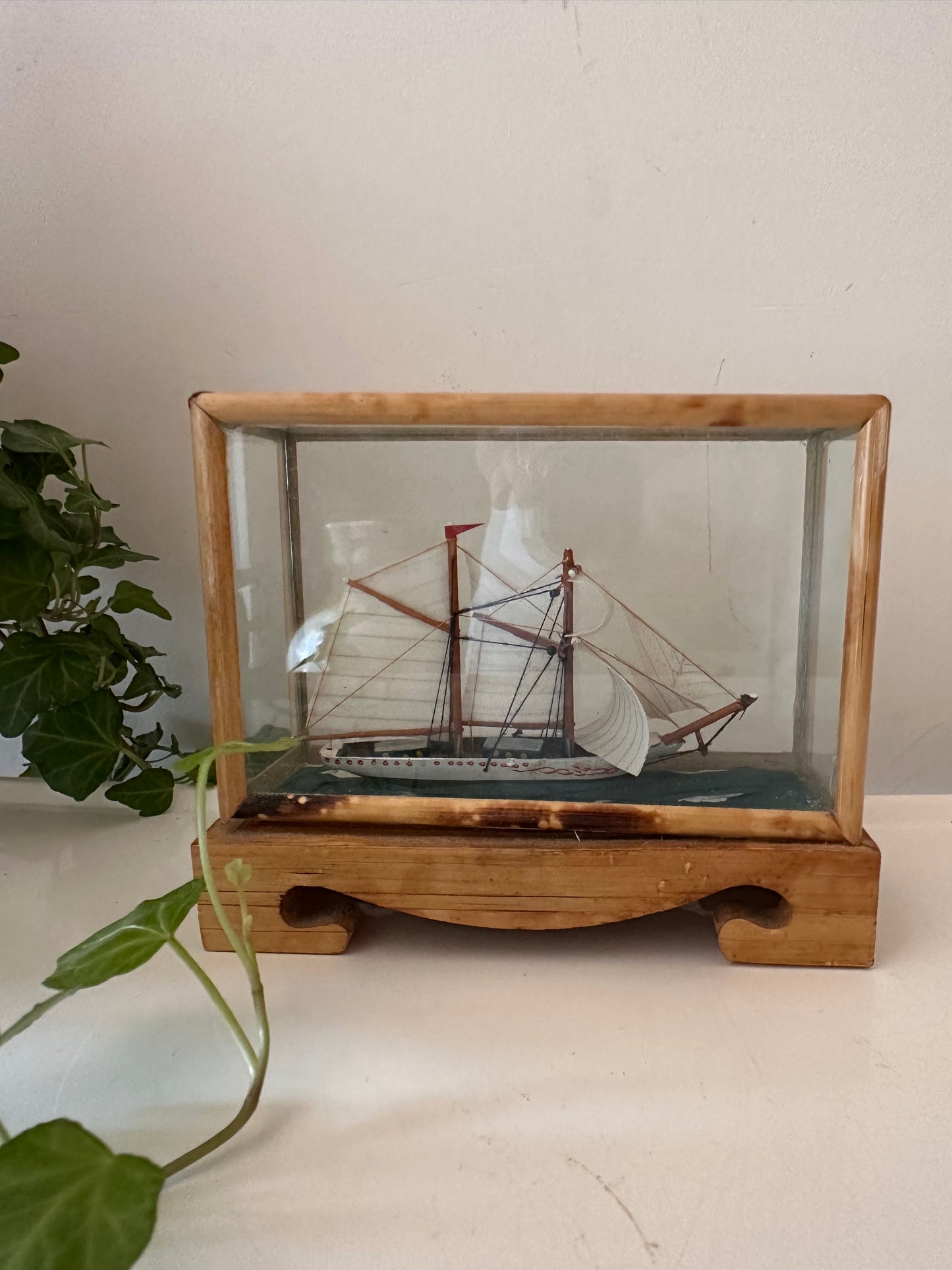 Mini scheepje in vitrine kastje