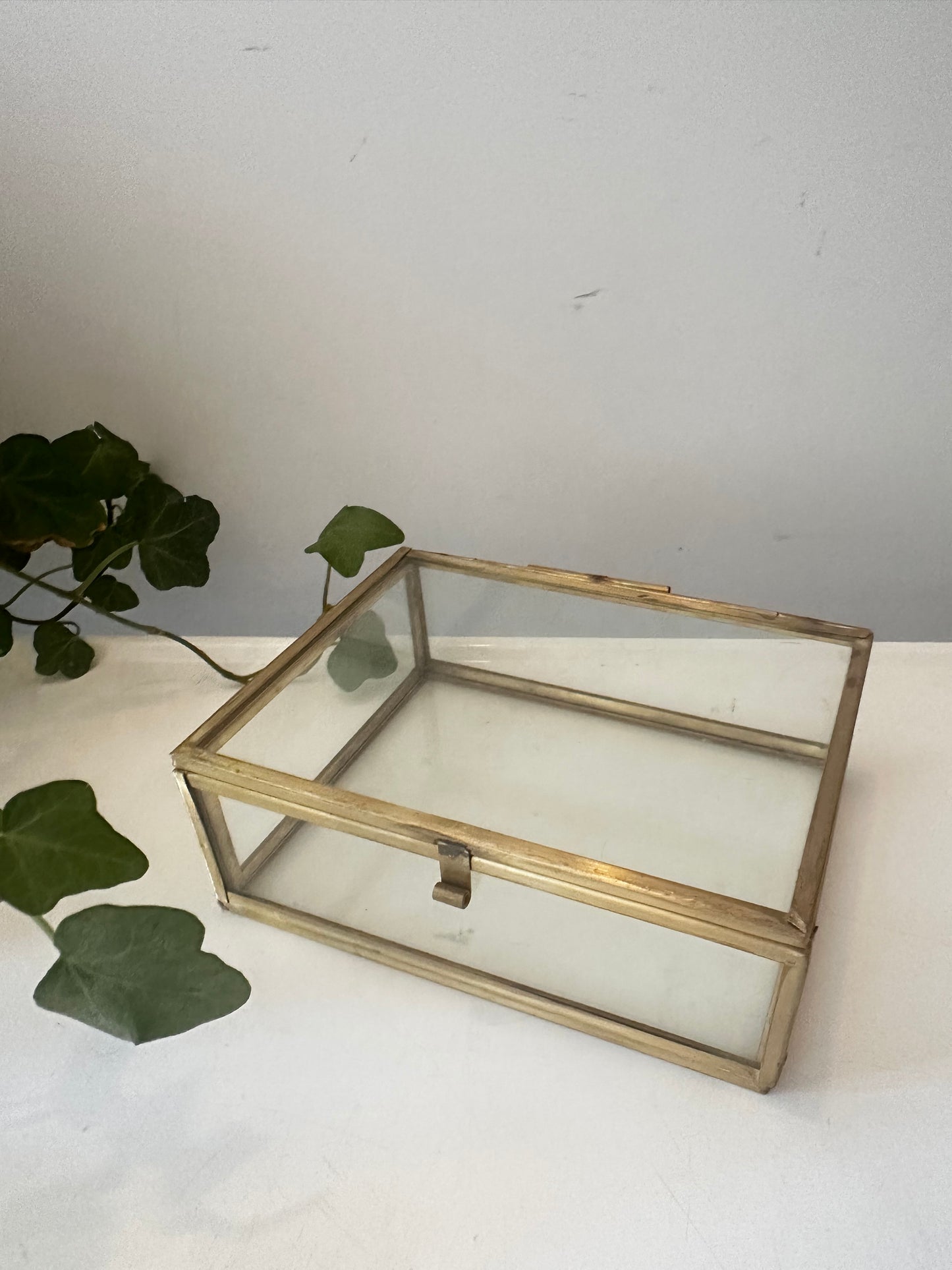 Glazen sieraden of bewaardoosje met messing randwerk