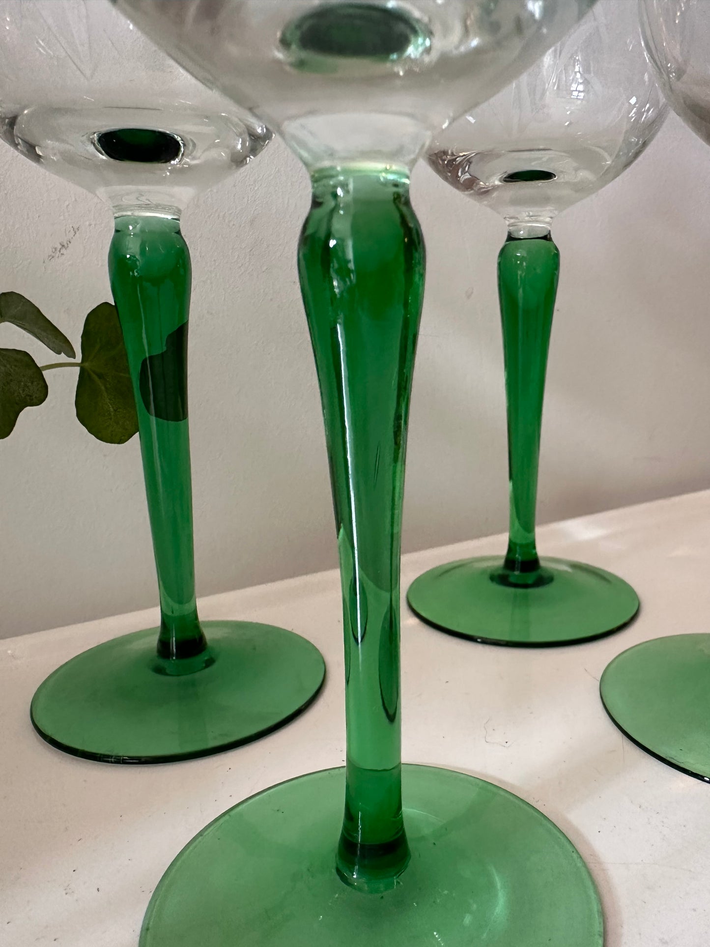 Set van 4 wijnglazen op groene voet
