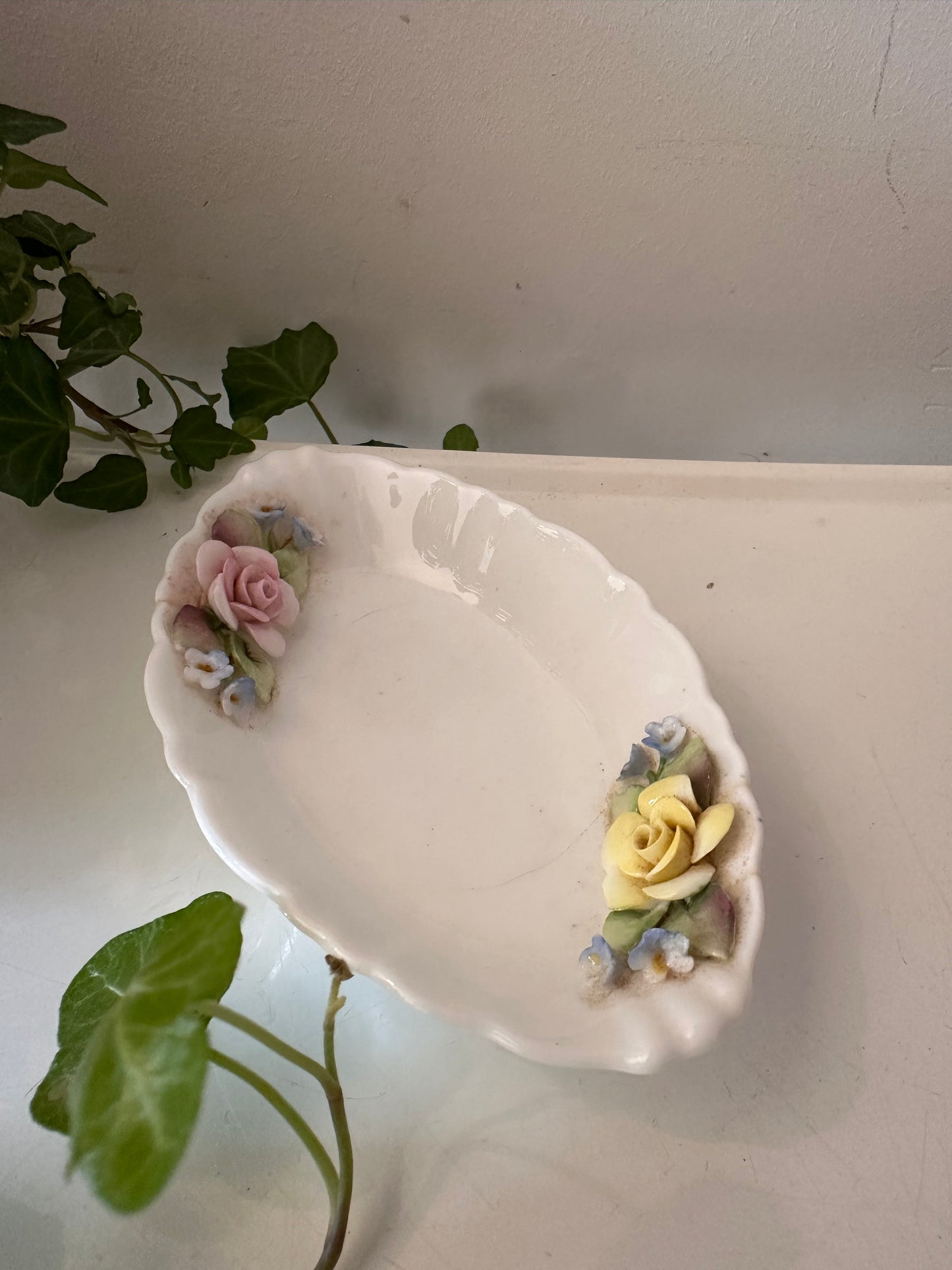 Fijn porseleinen Coalport schaaltje met handgemaakte bloemen