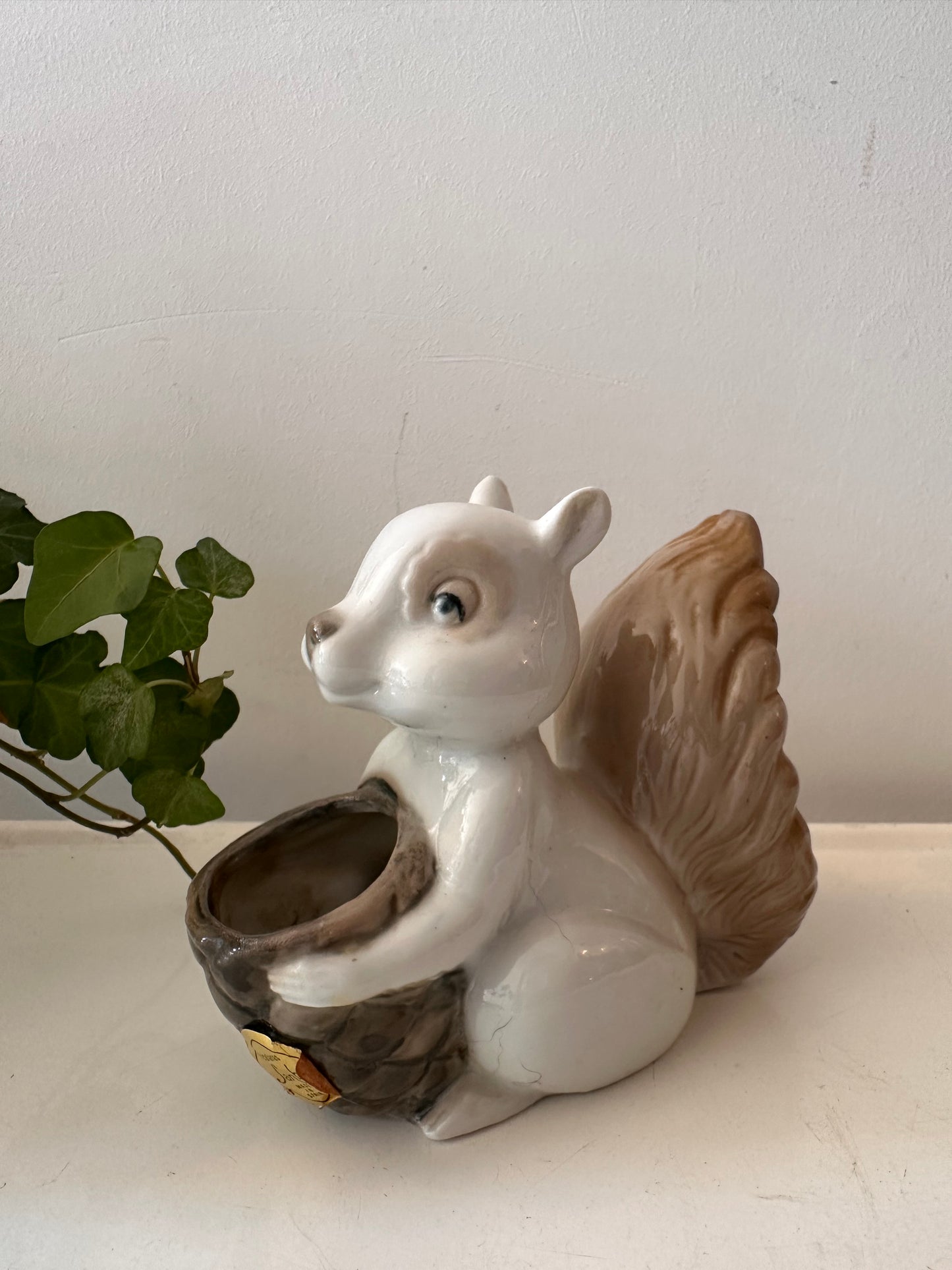 Porseleinen beeldje eekhoorn