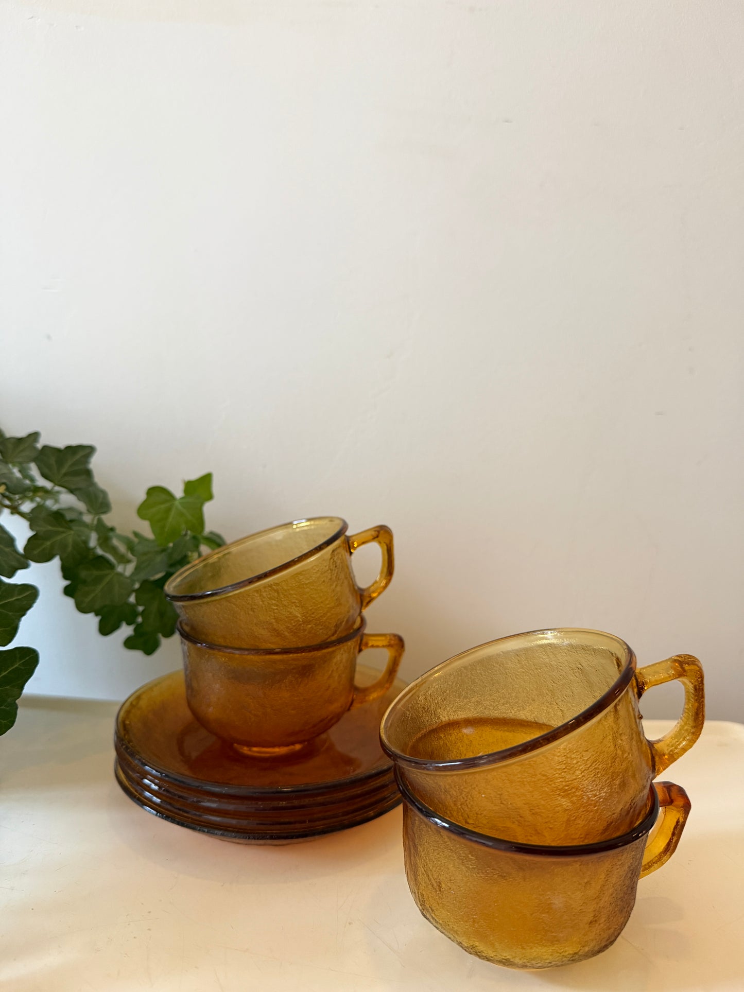 Set van 4 kop en schotels amberkleurig