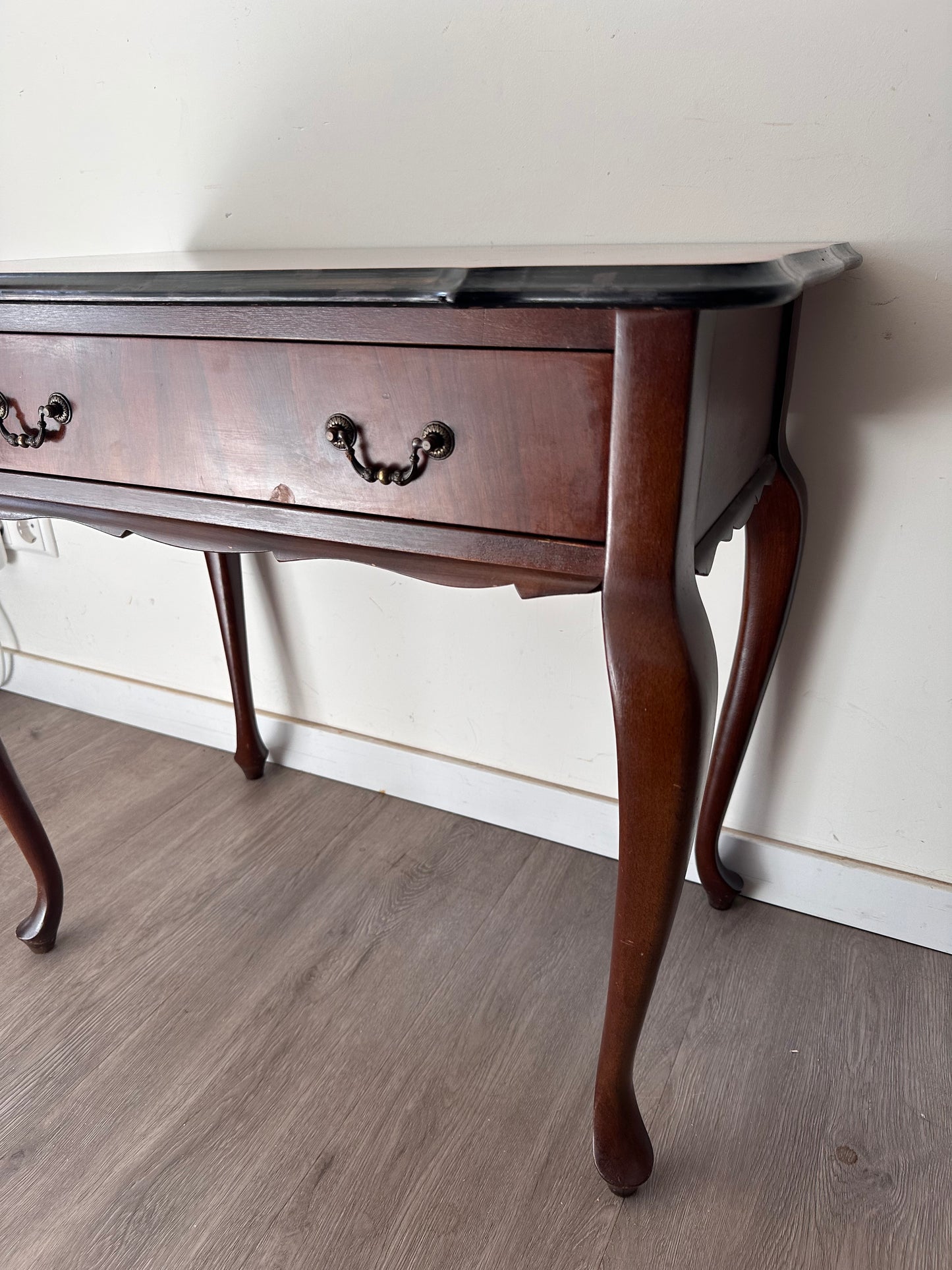 Klassiek houten tafeltje met lade