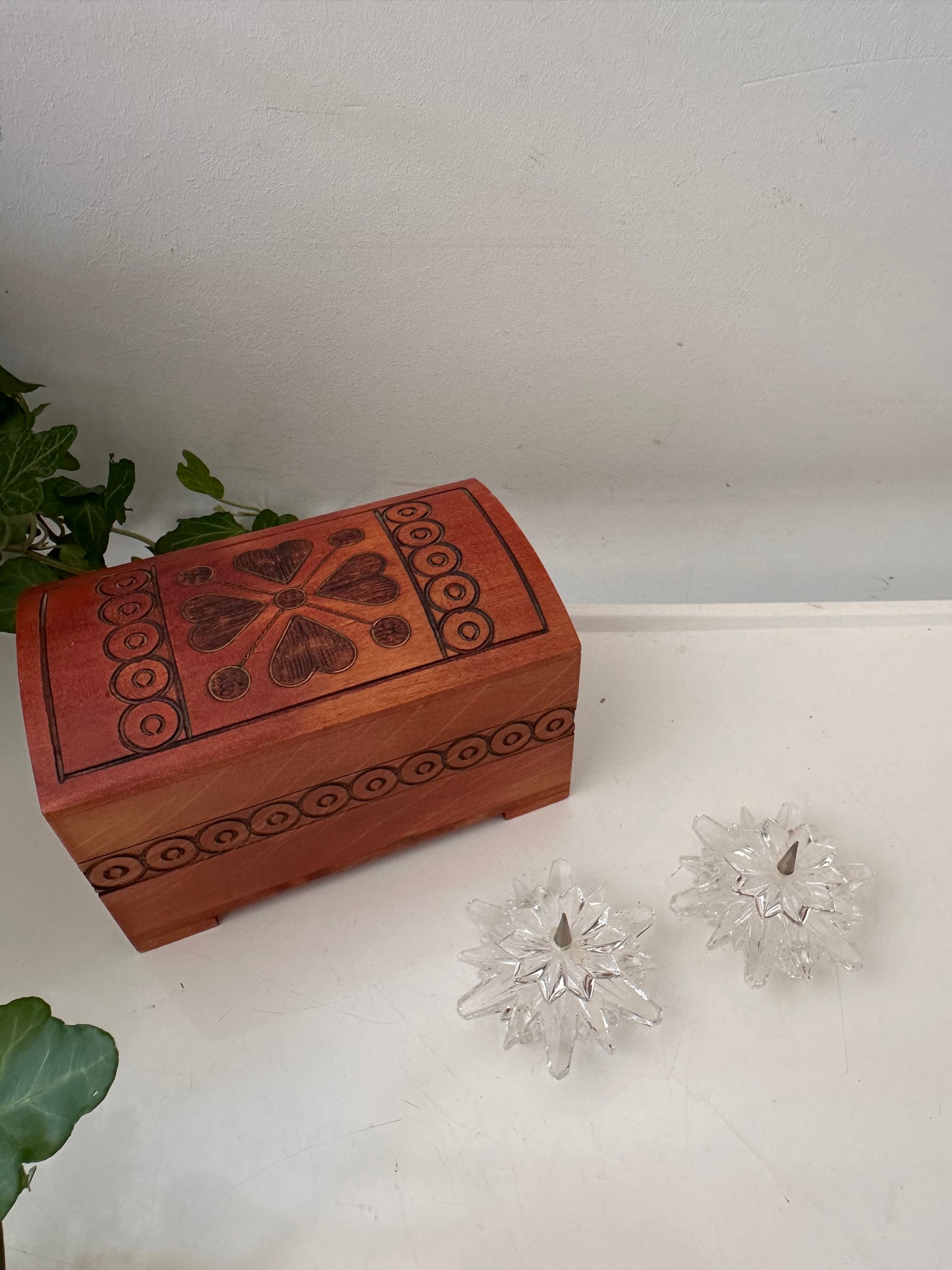 Houten bewaardoosje met twee stervormige kandelaartjes