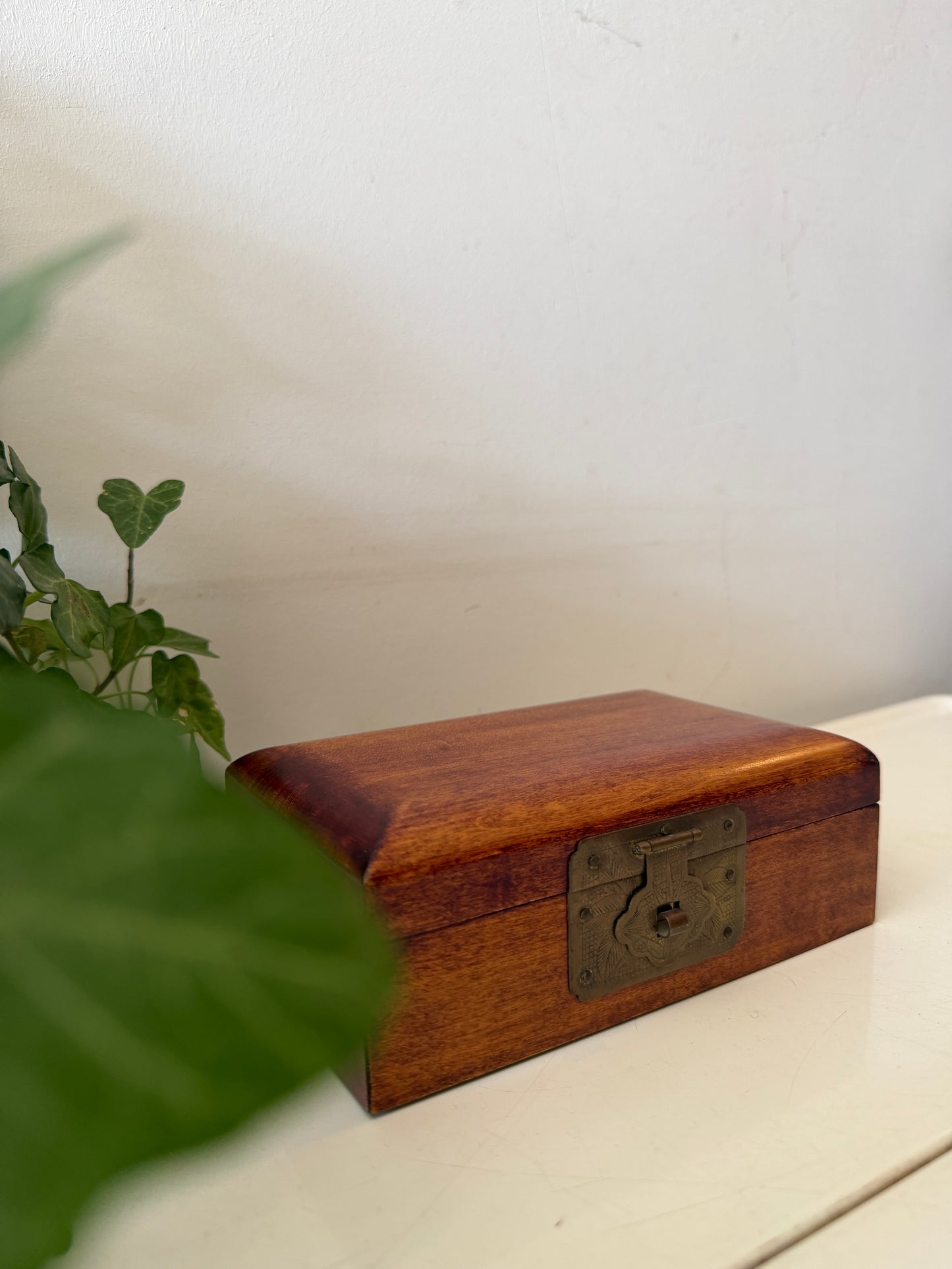 Houten bewaardoosje met messing beslag